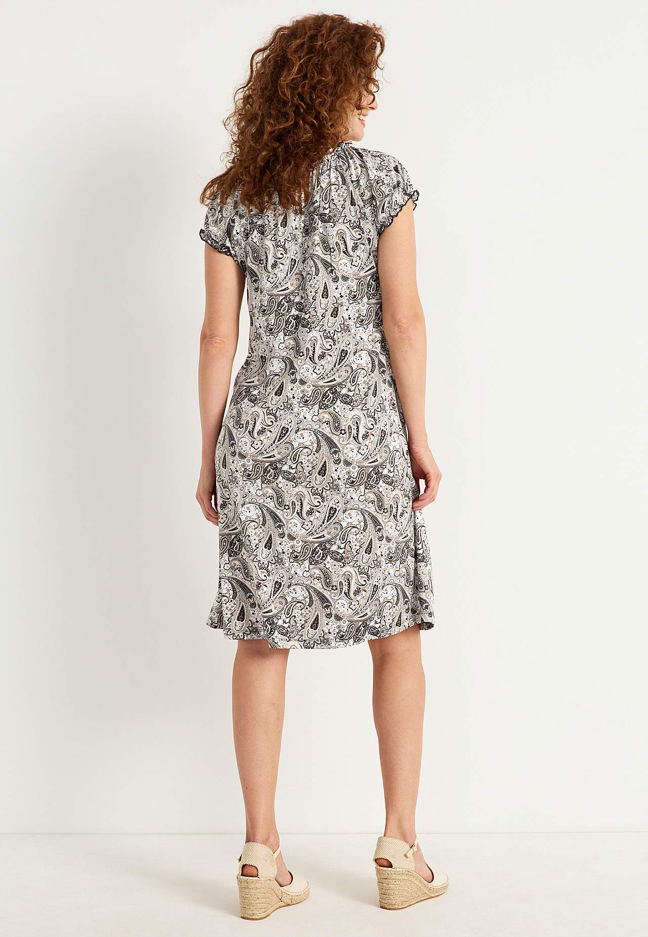 Gemustertes schulterfreies Kleid