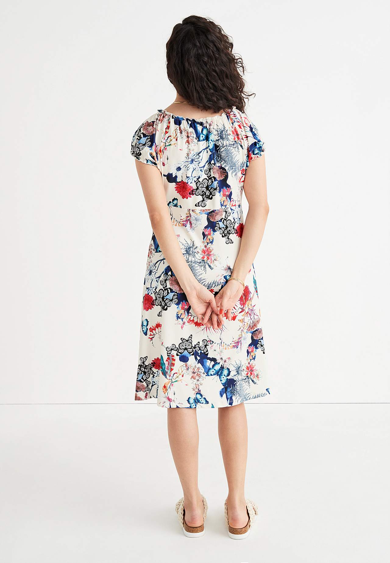 Gemustertes schulterfreies Kleid