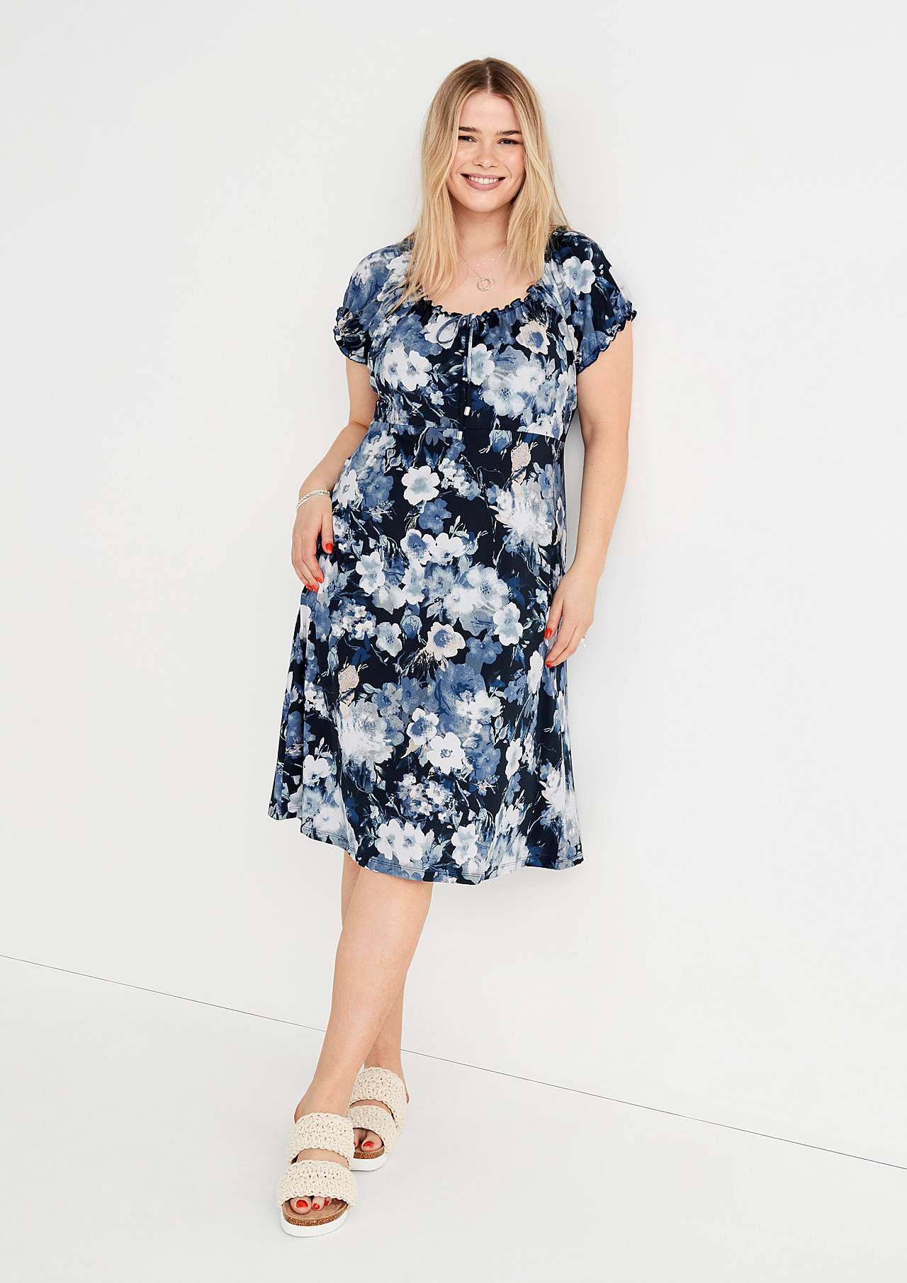 Gemustertes schulterfreies Kleid