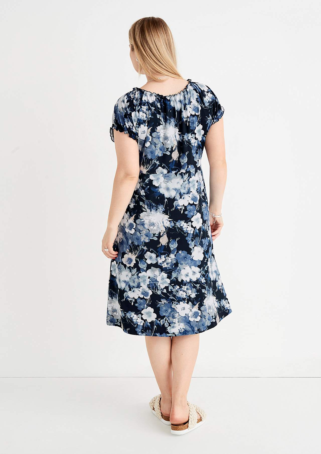 Gemustertes schulterfreies Kleid