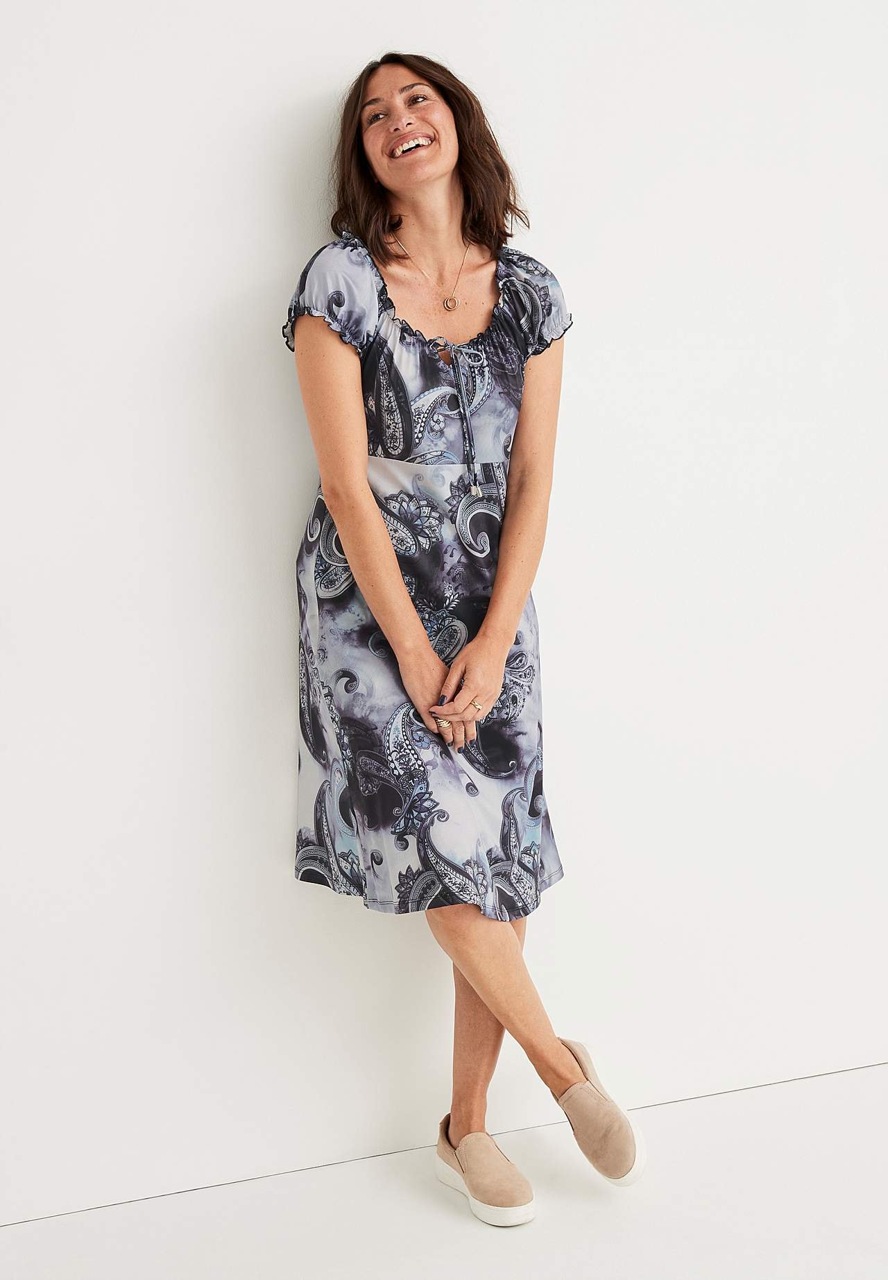 Gemustertes schulterfreies Kleid