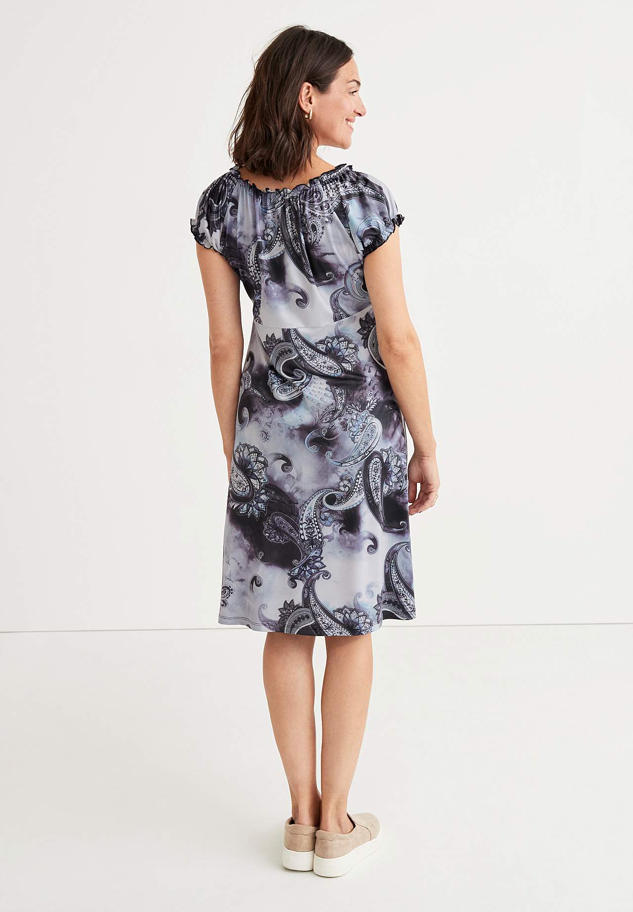 Gemustertes schulterfreies Kleid