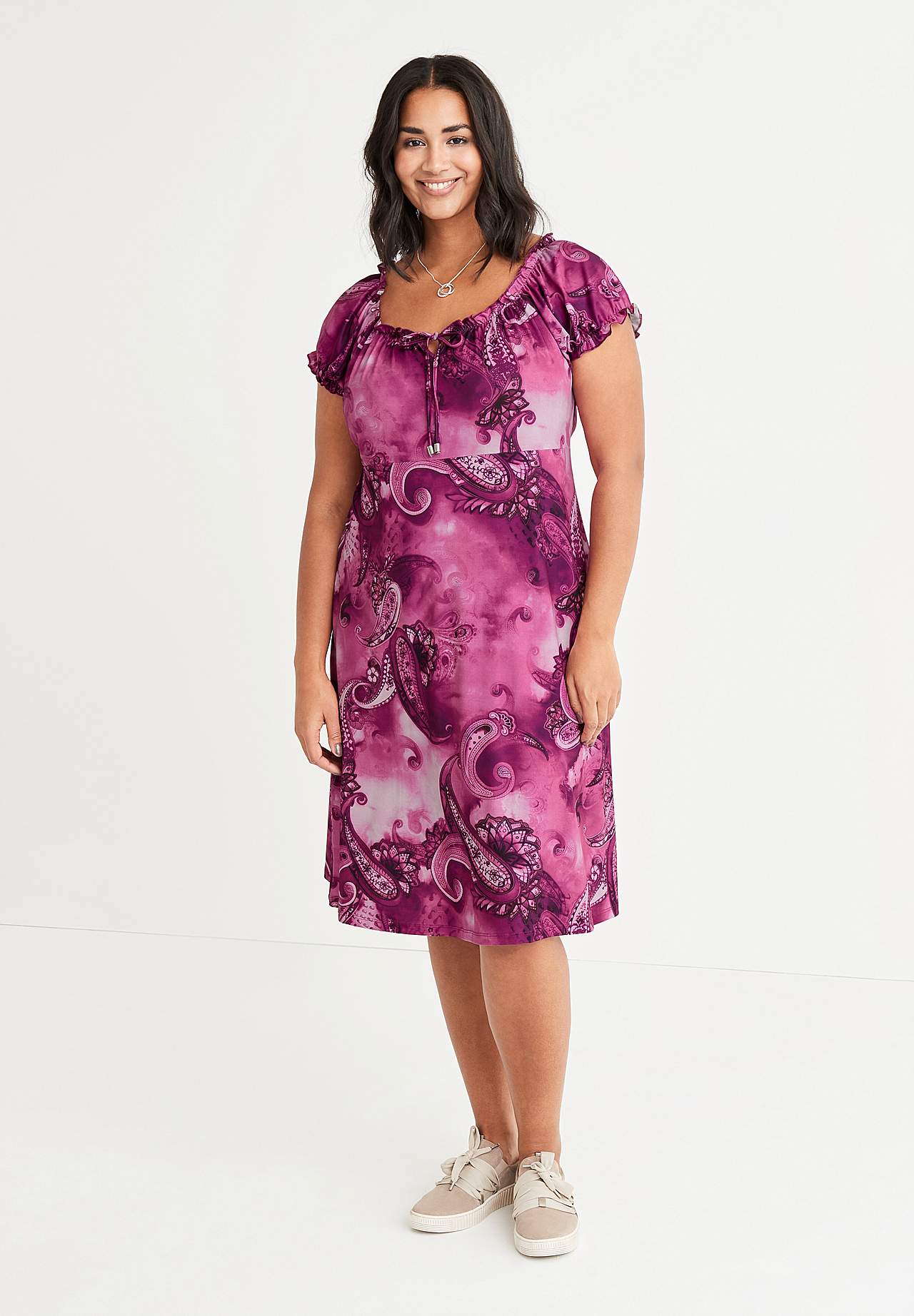 Gemustertes schulterfreies Kleid