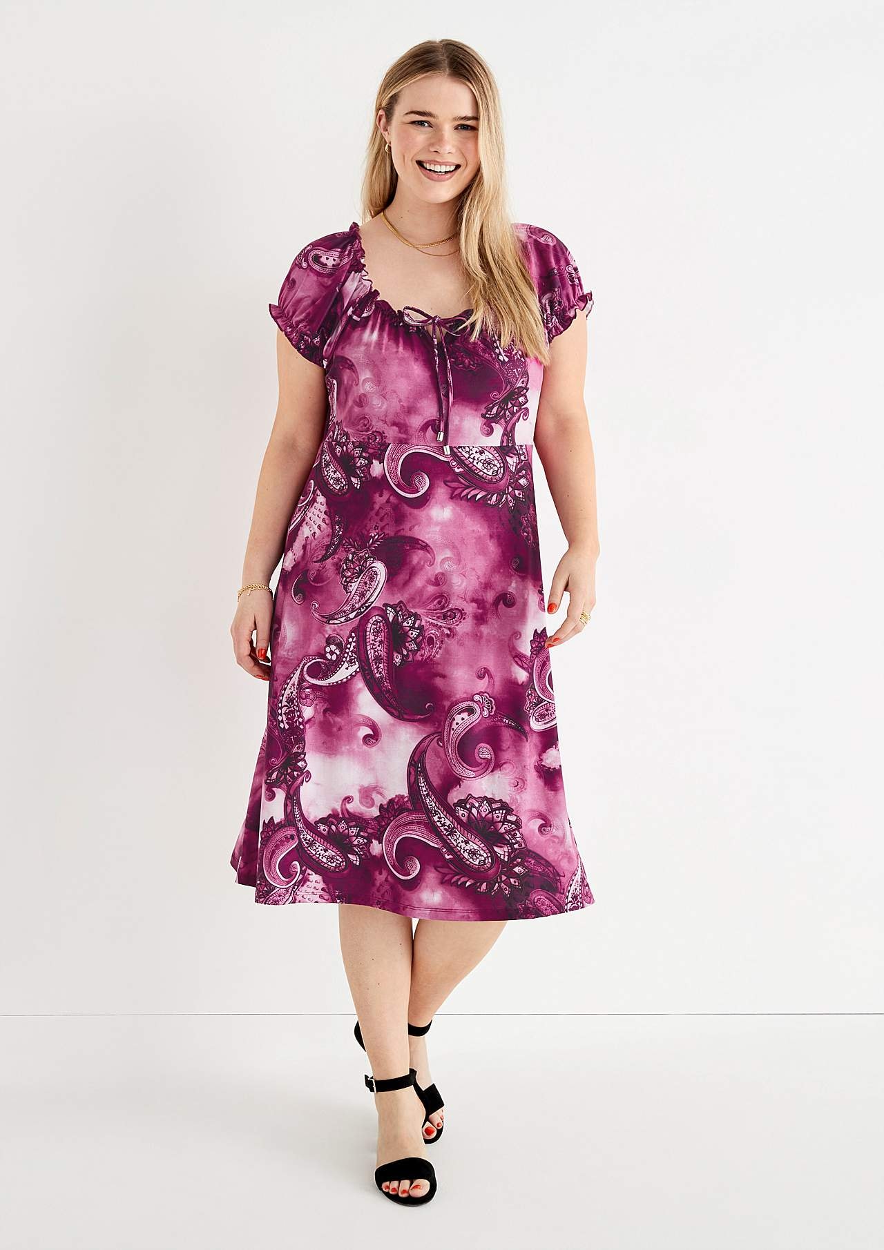 Gemustertes schulterfreies Kleid