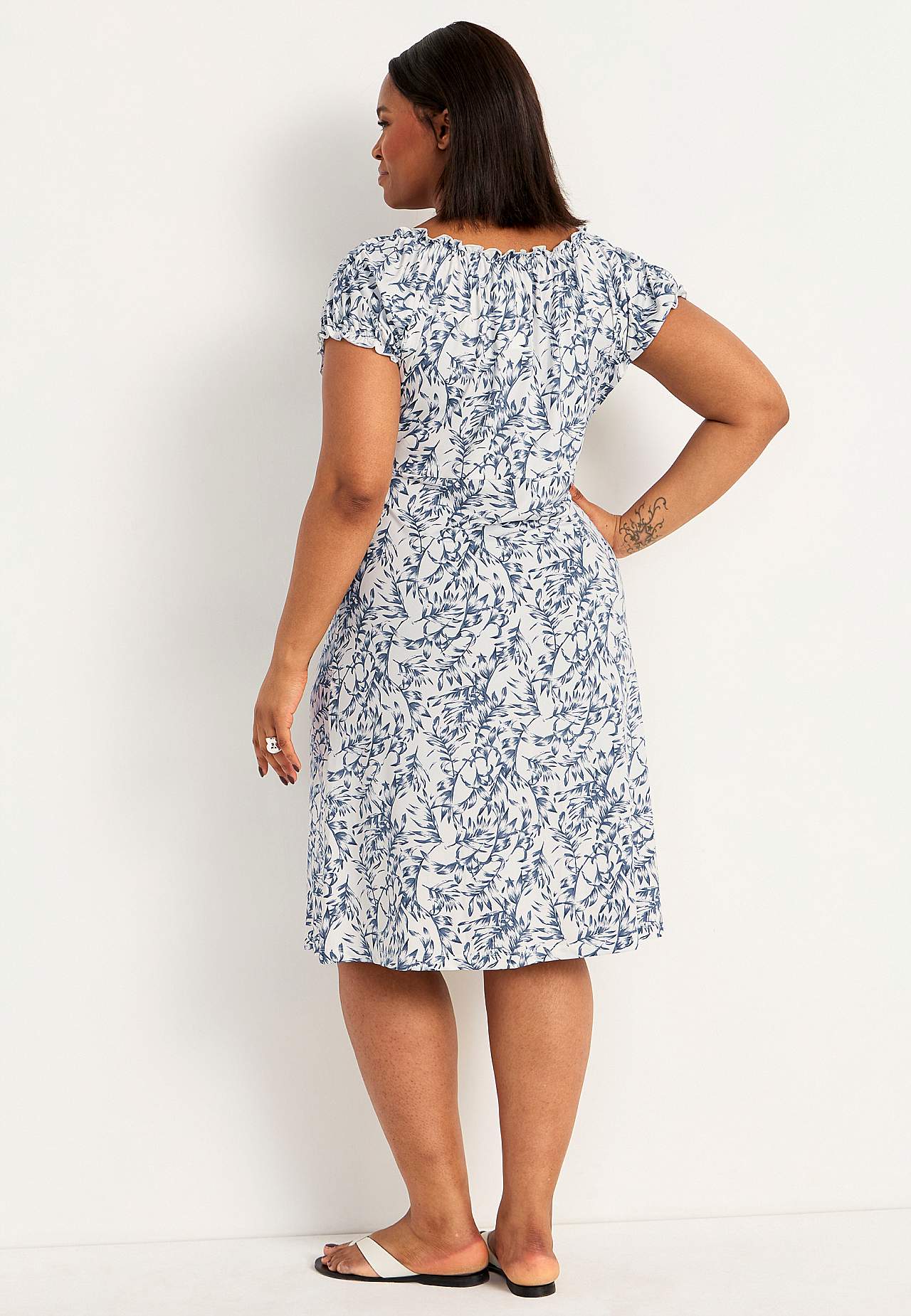 Gemustertes schulterfreies Kleid