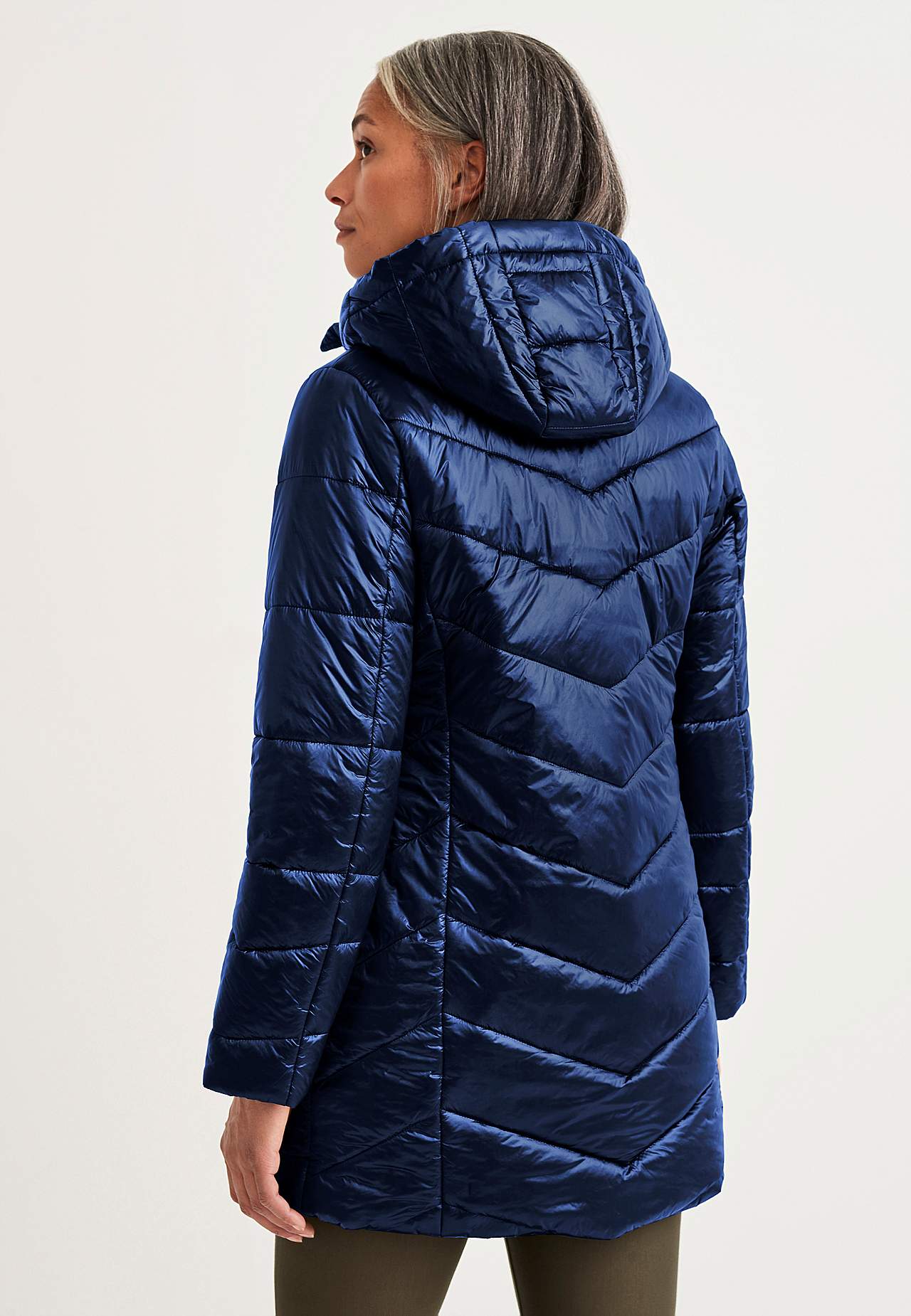 Gepolsterte Jacke mit schimmerndem Stoff