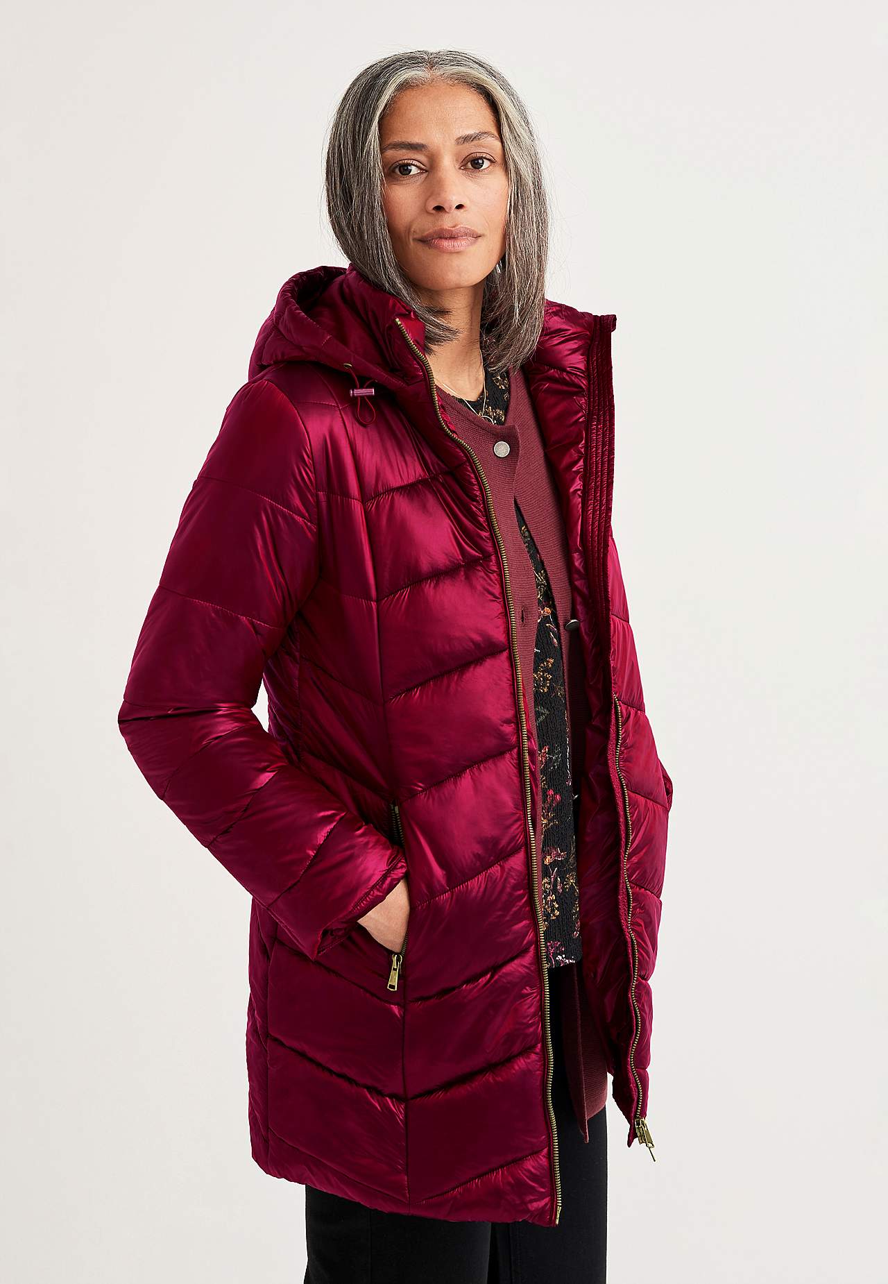 Gepolsterte Jacke mit schimmerndem Stoff