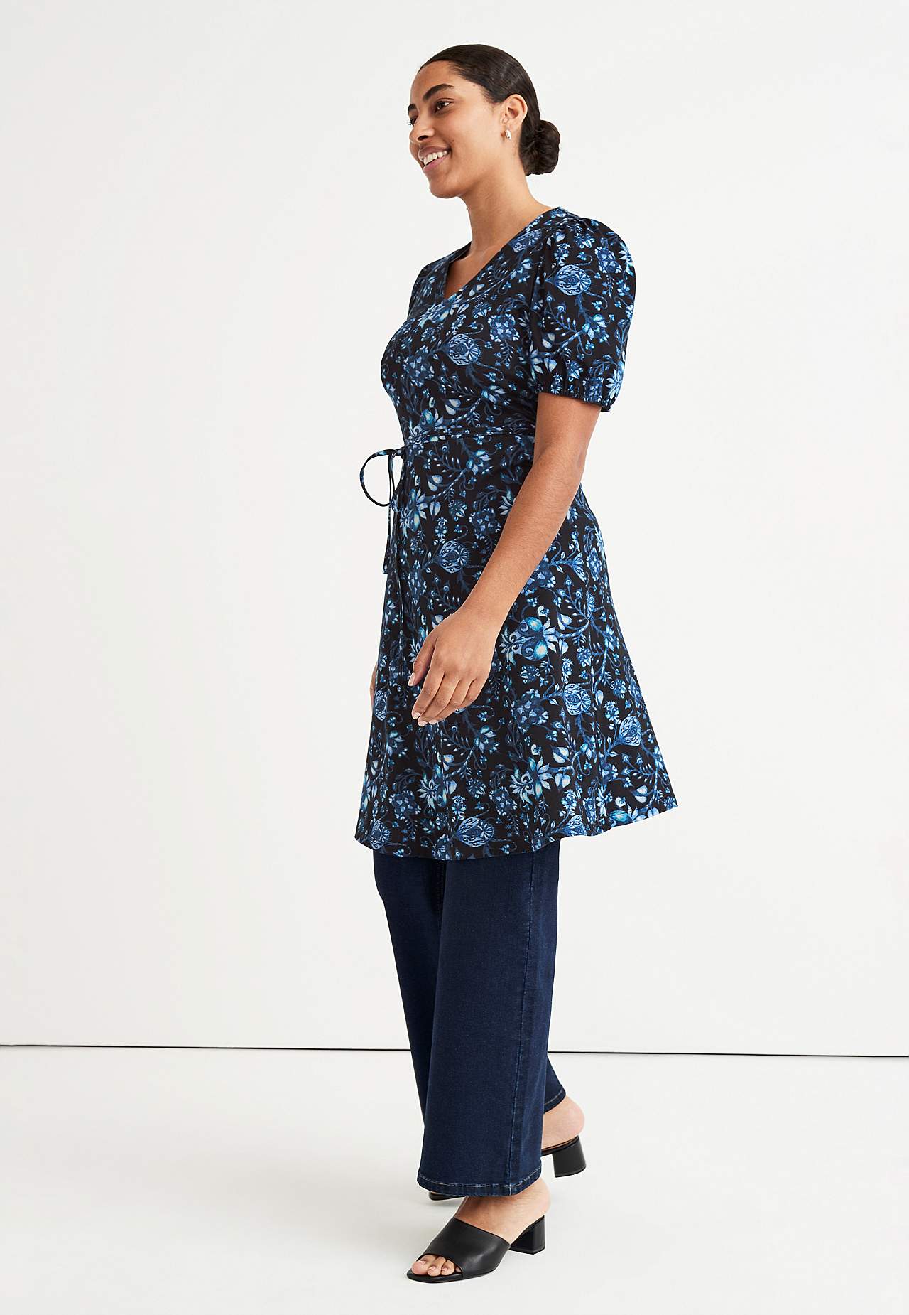 Gemustertes, kurzes Jerseykleid