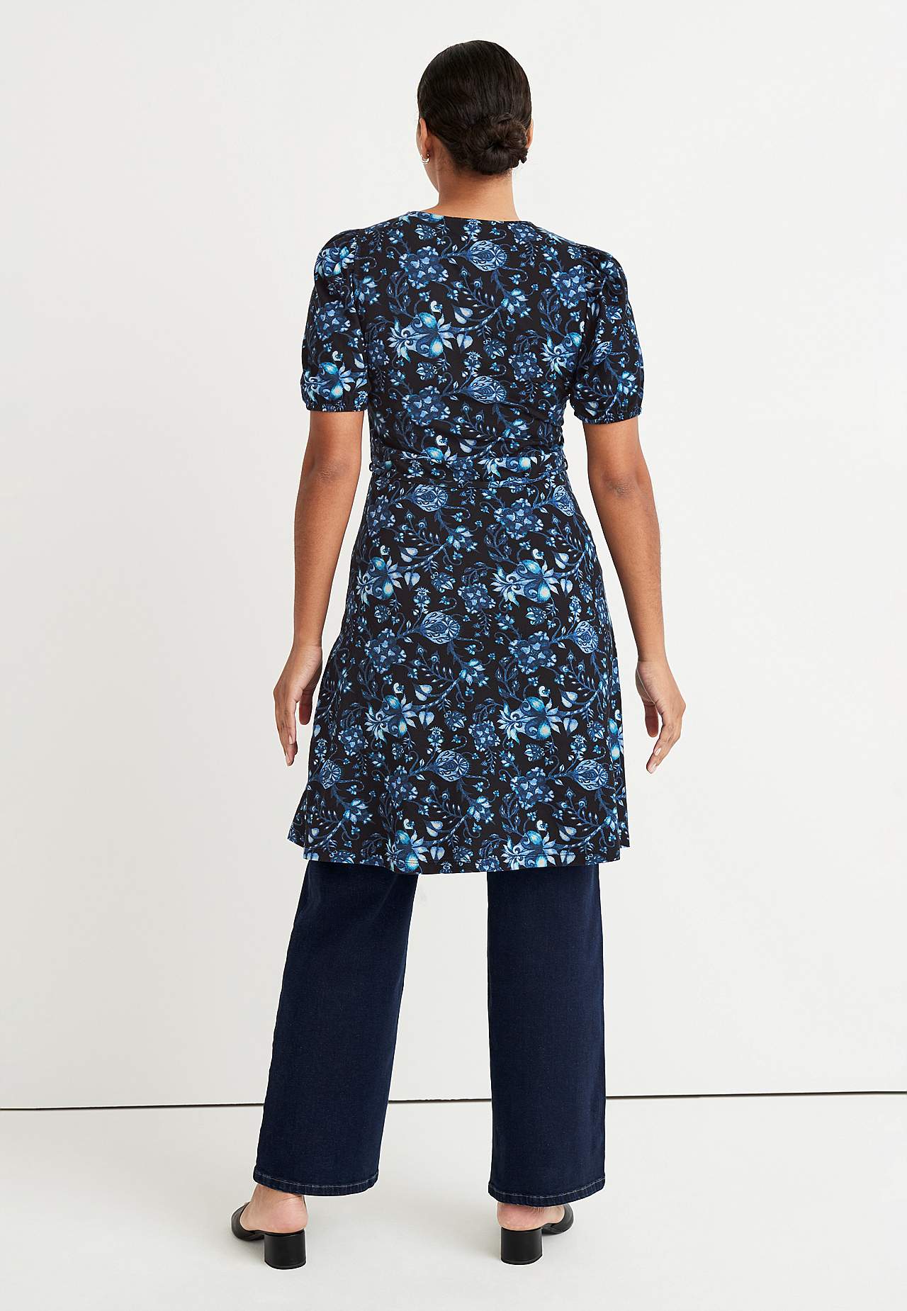 Gemustertes, kurzes Jerseykleid