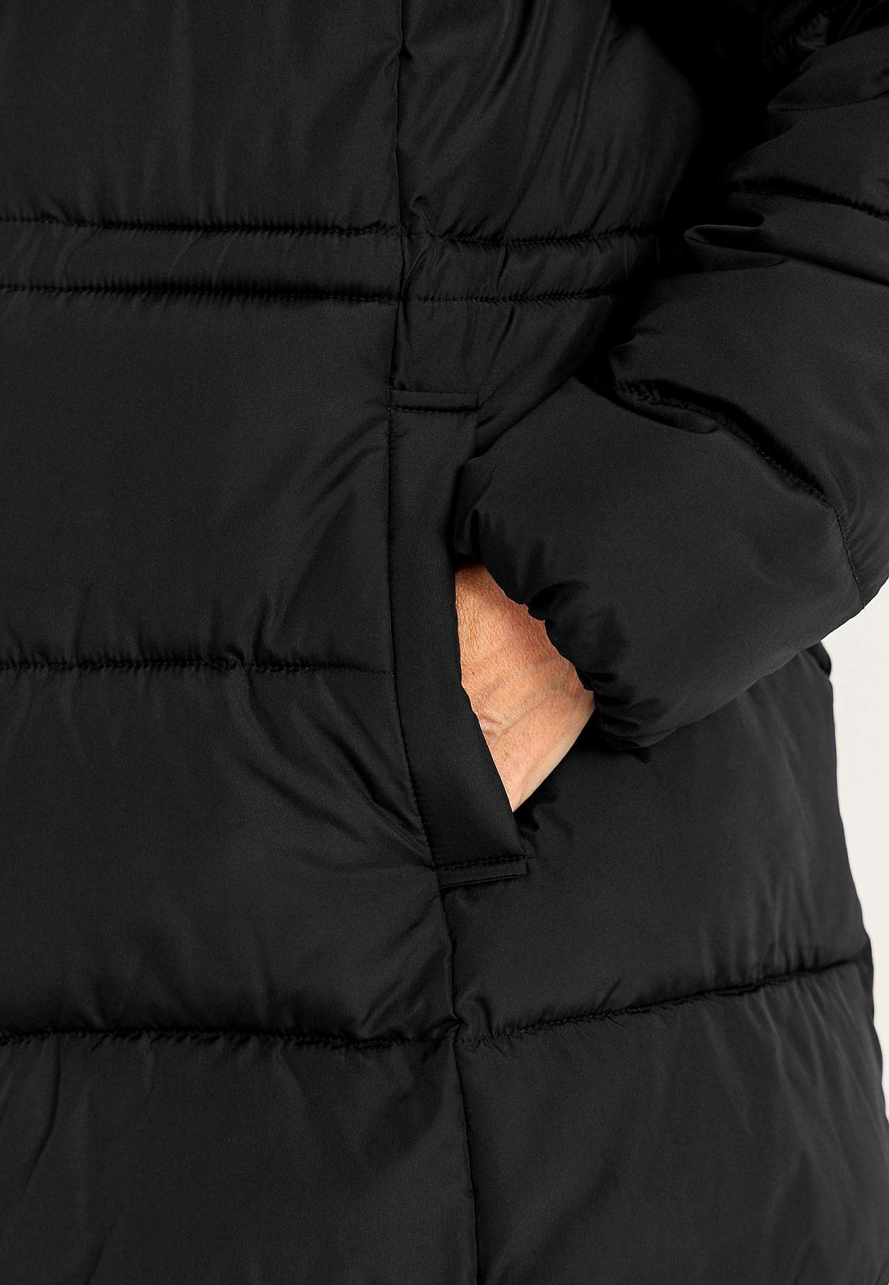 Warm gefütterte Jacke mit Kapuze