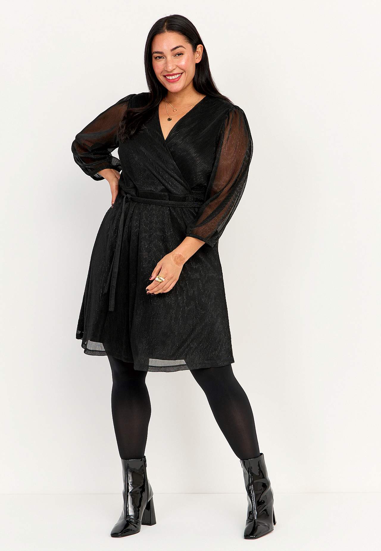 Glänzendes Partykleid mit überlappendem Design