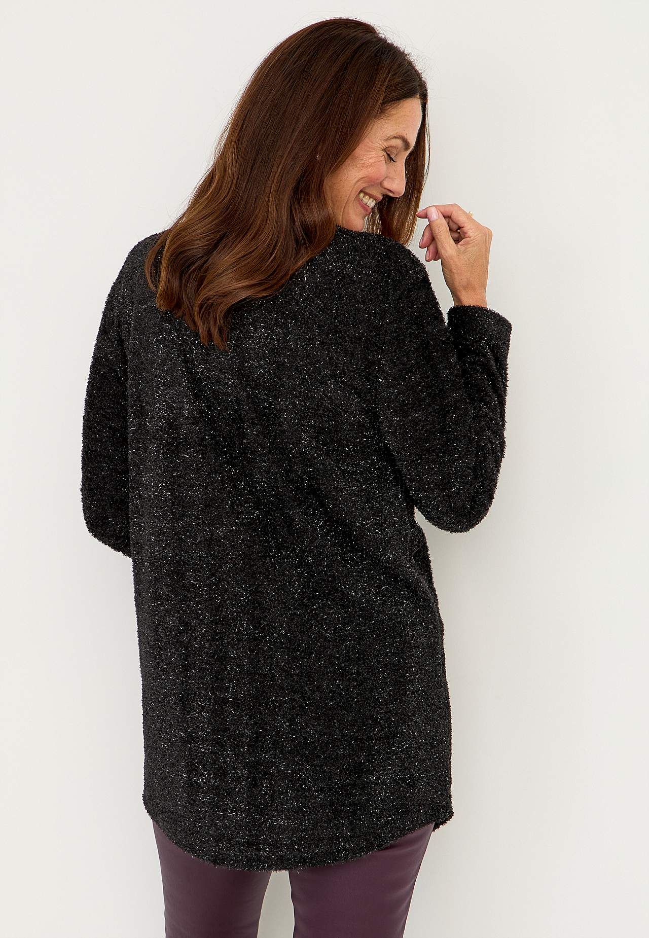 Glänzender, gestrickter Pullover