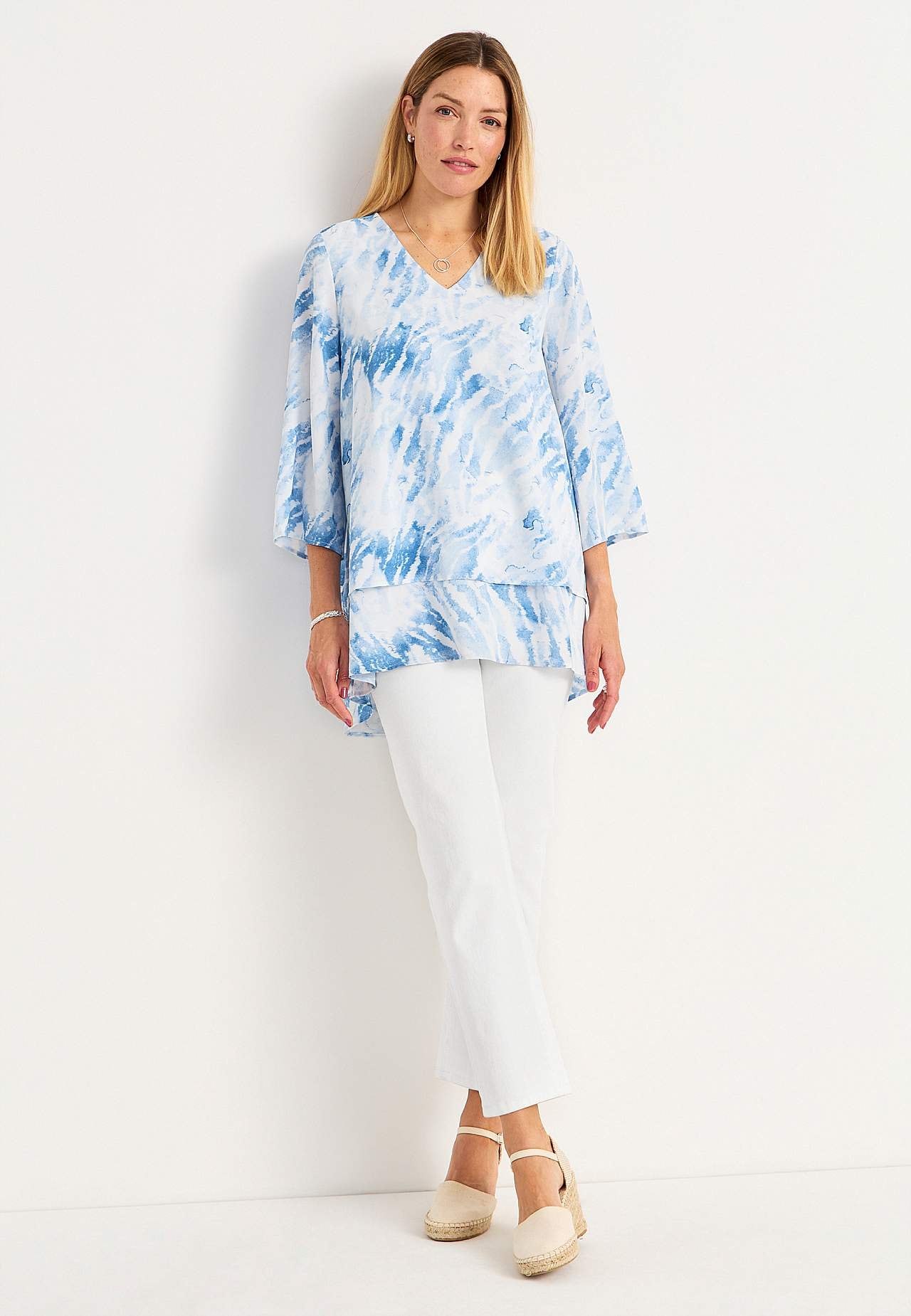 Tunika mit Trompetenärmel und einem V-Ausschnitt