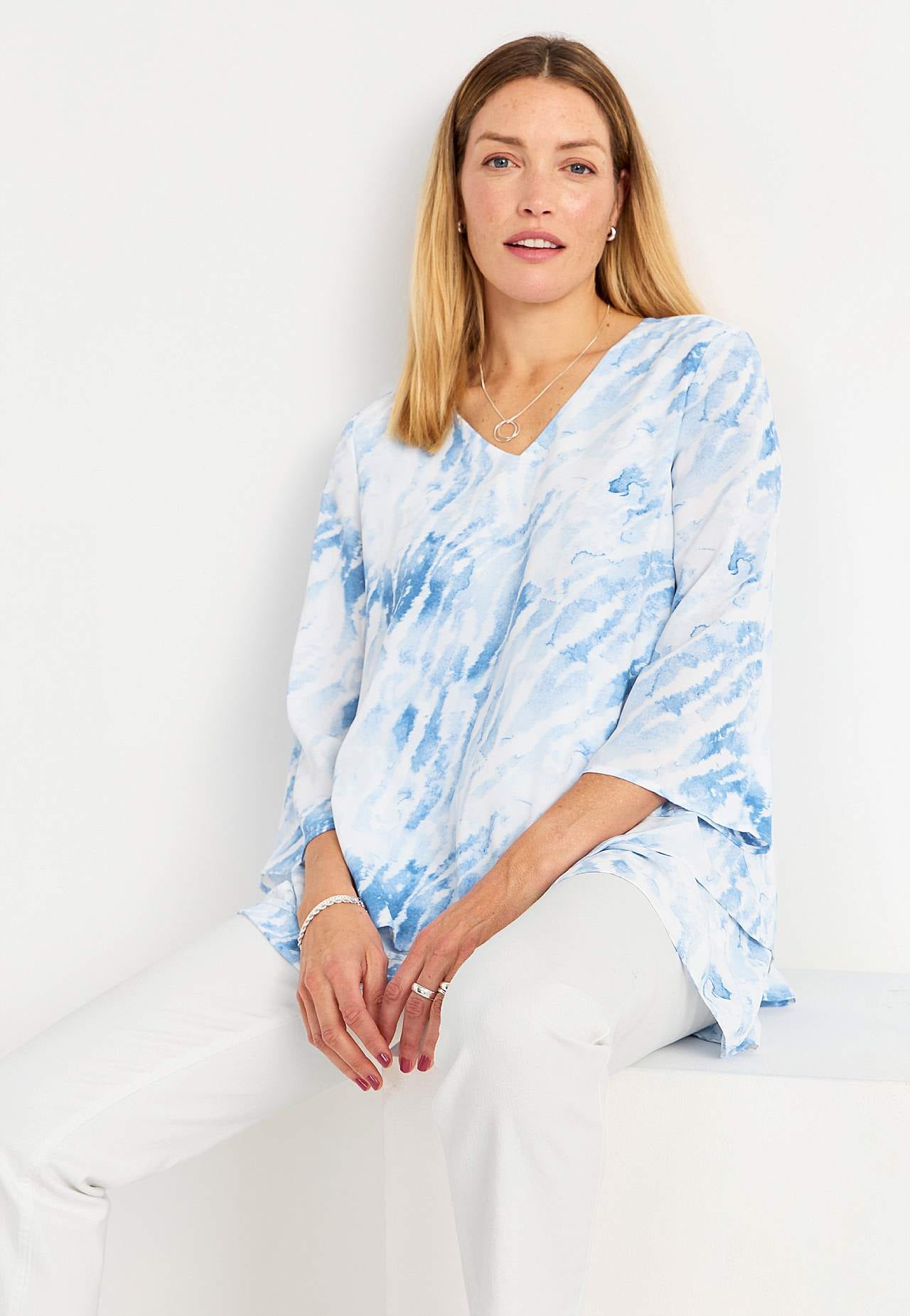 Tunika mit Trompetenärmel und einem V-Ausschnitt