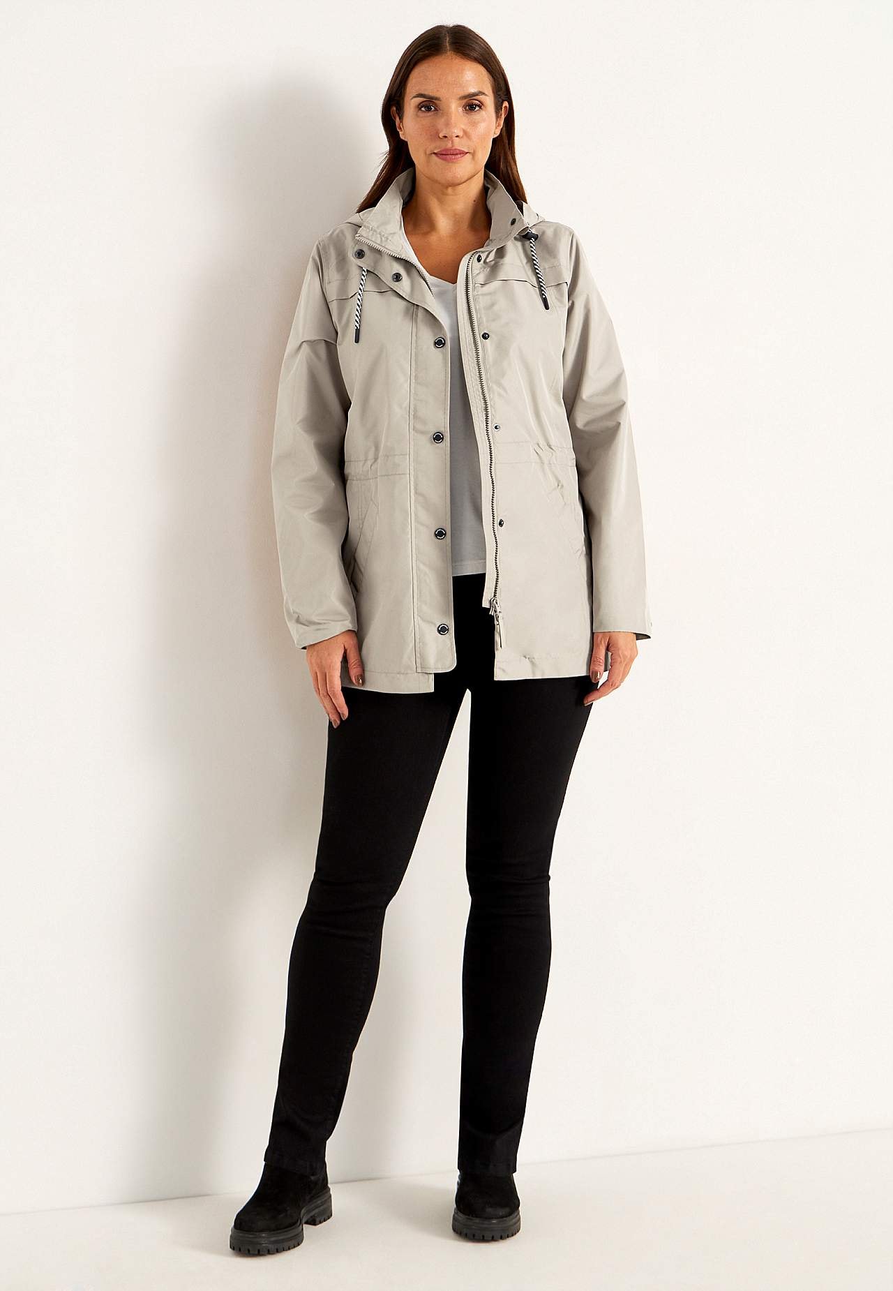 Winddichte Jacke mit Kapuze