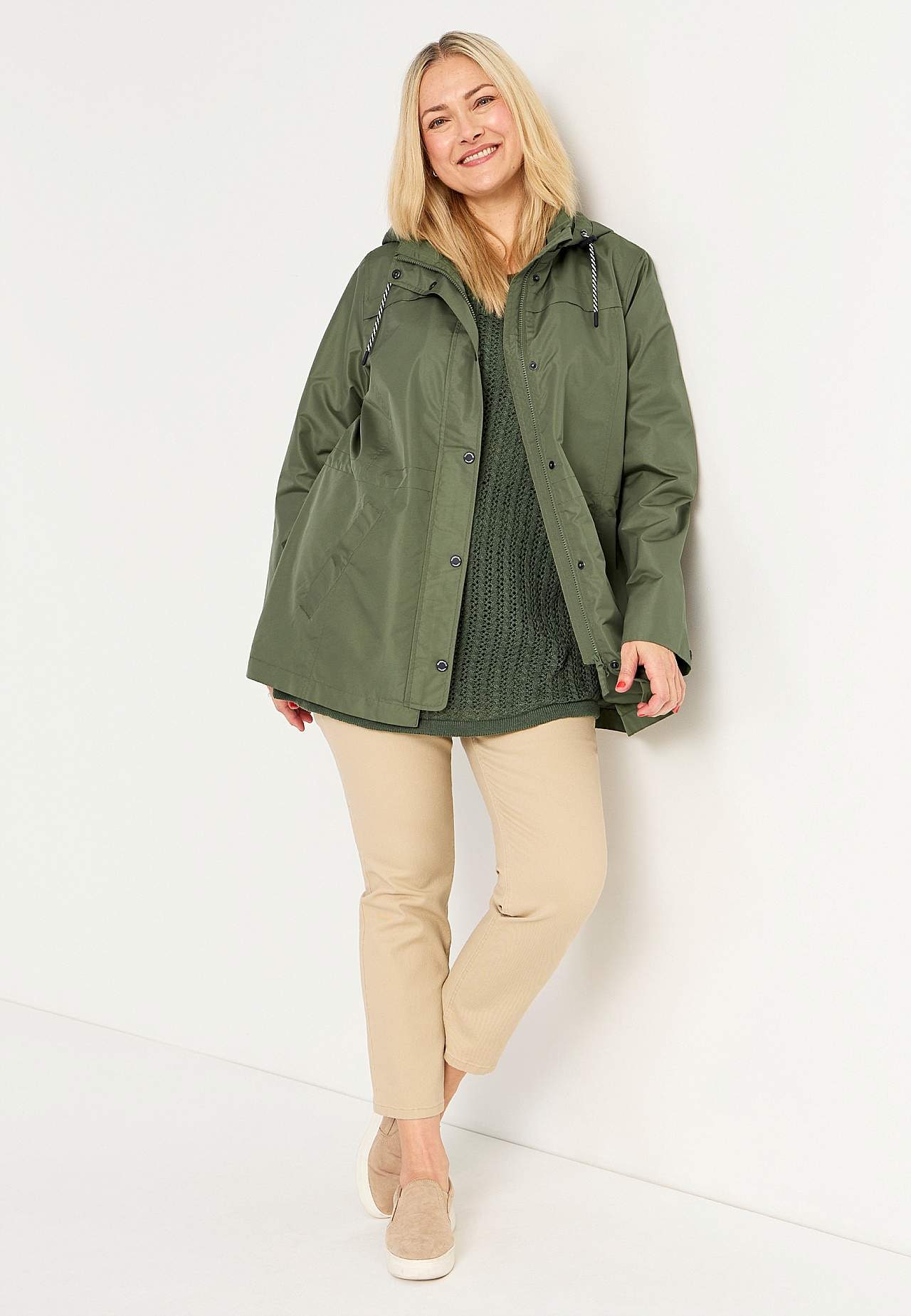 Winddichte Jacke mit Kapuze