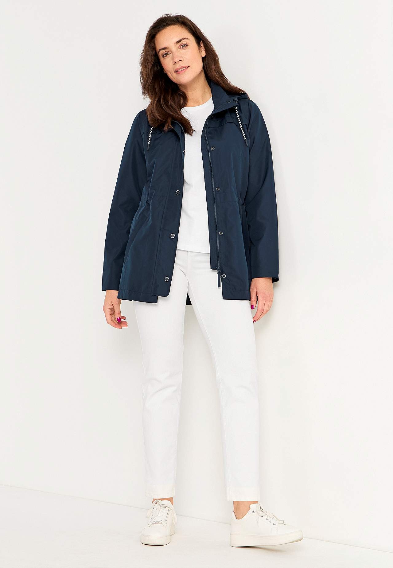 Winddichte Jacke mit Kapuze