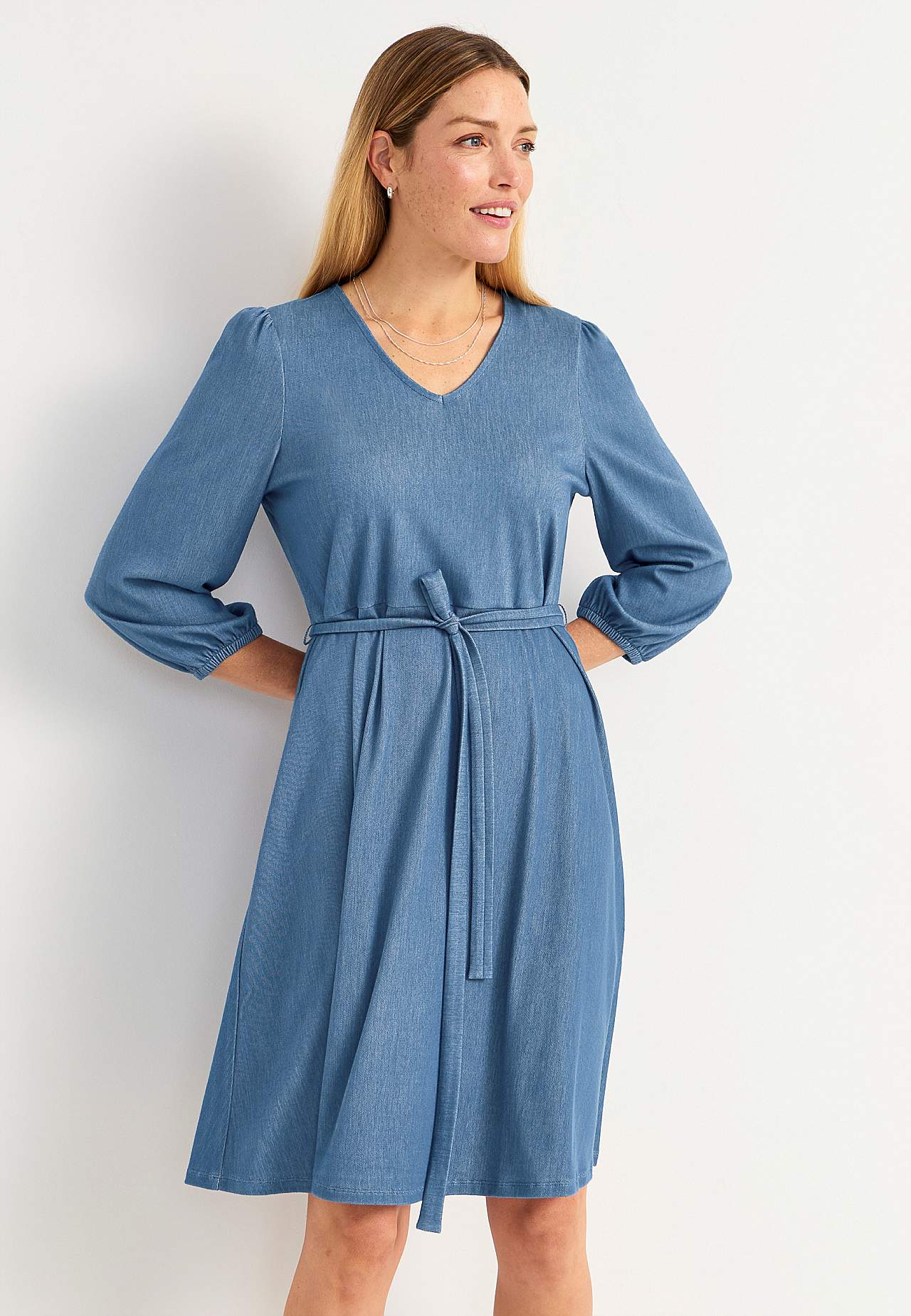 Kleid aus Denim-Jersey mit Gürtel zum selberbinden