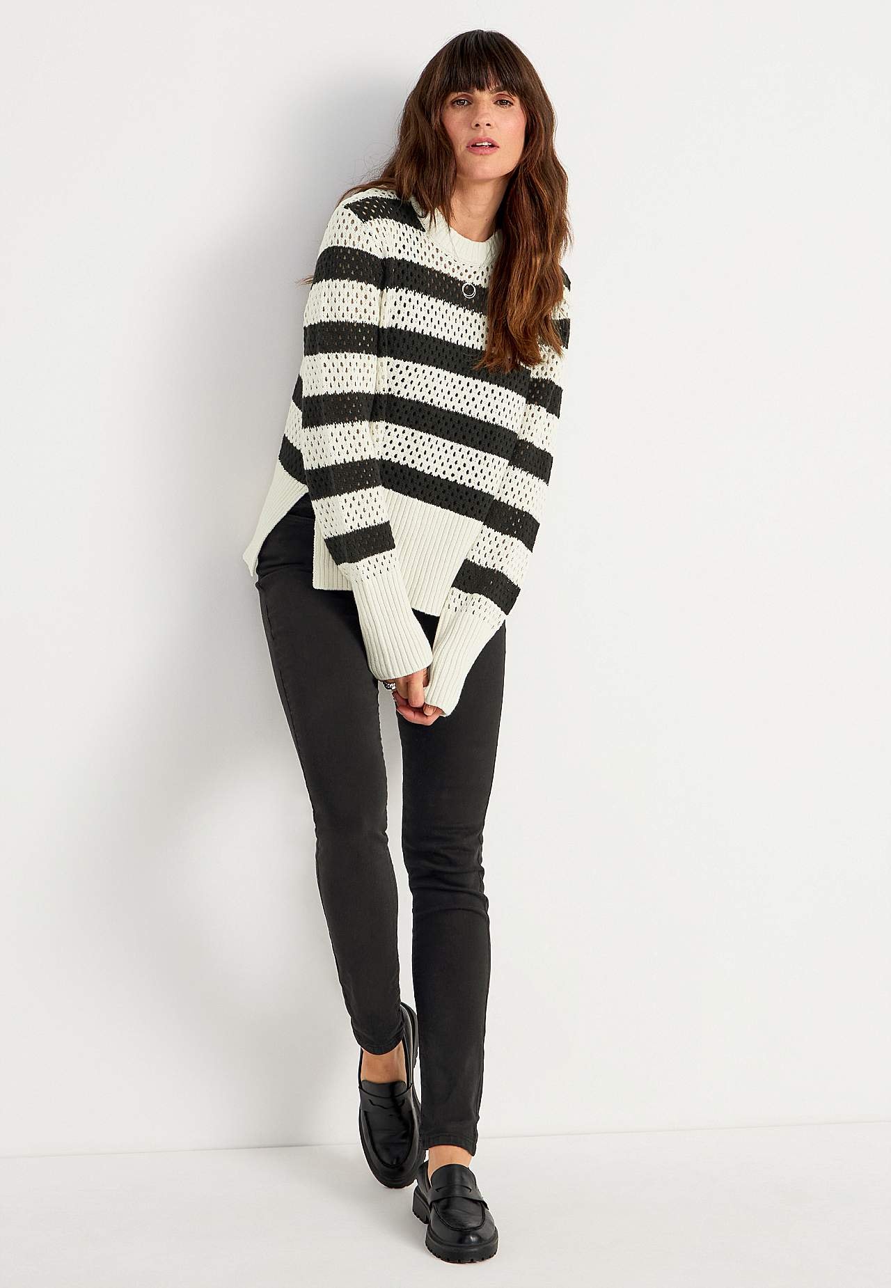 Gestreifter Pullover mit einem Strickmuster