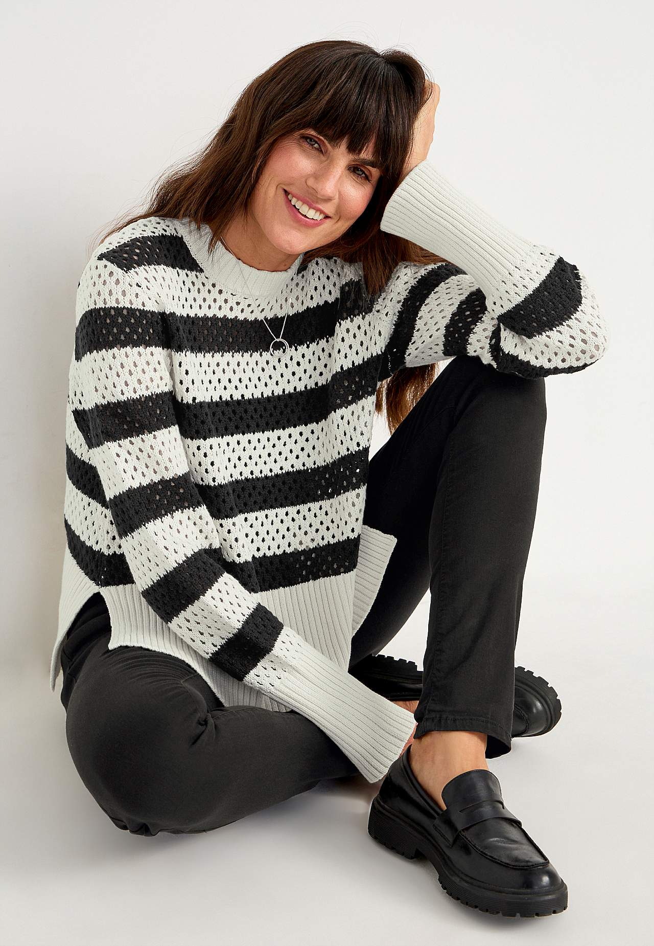Gestreifter Pullover mit einem Strickmuster