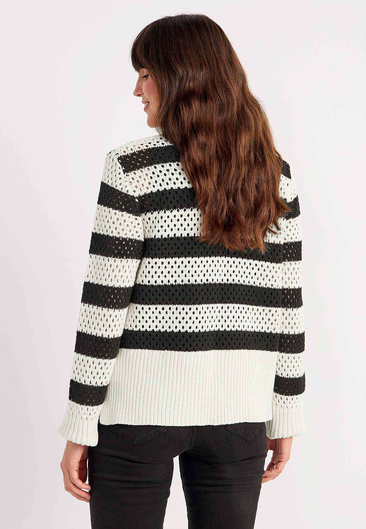 Gestreifter Pullover mit einem Strickmuster