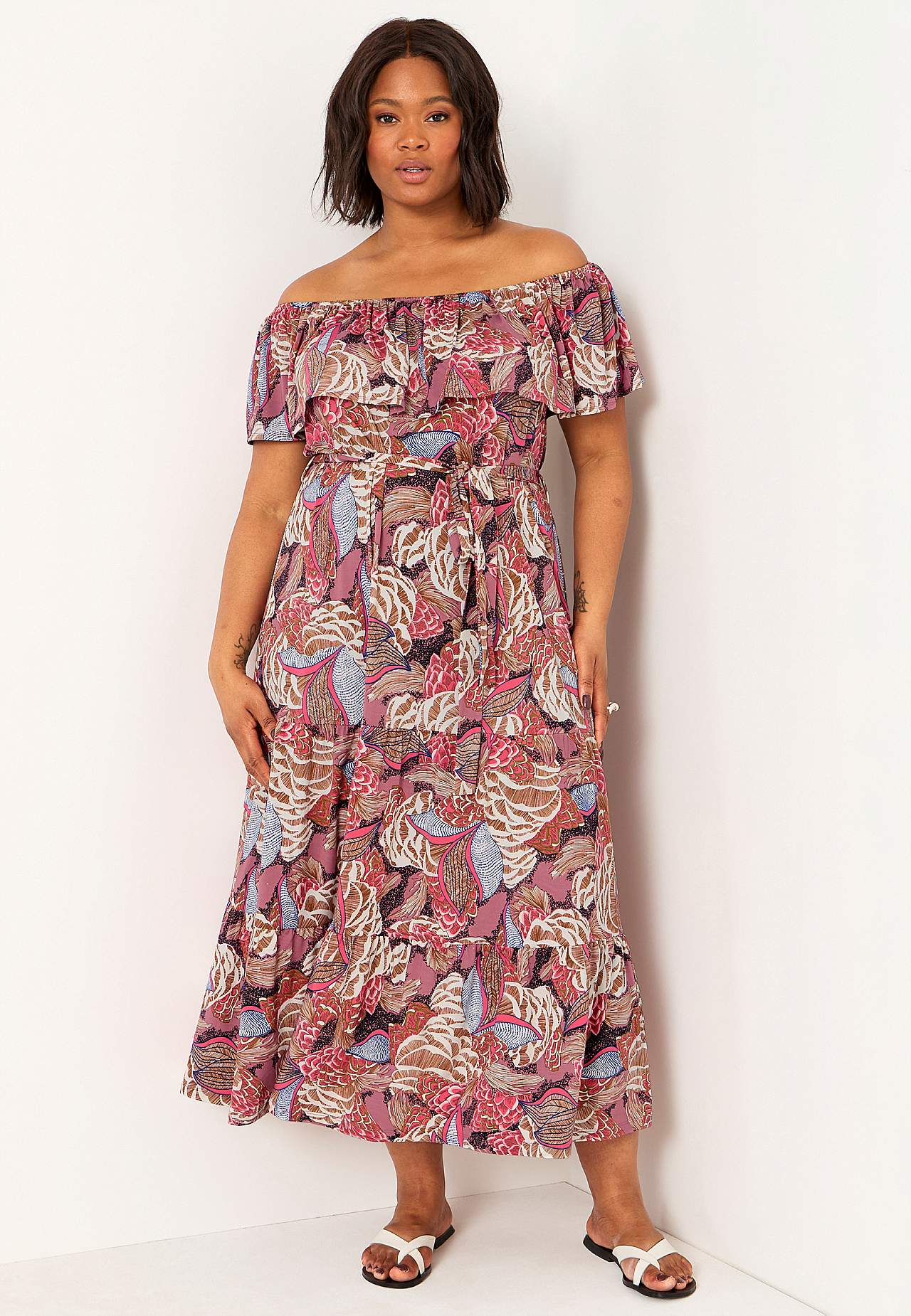 Gemustertes schulterfreies Kleid