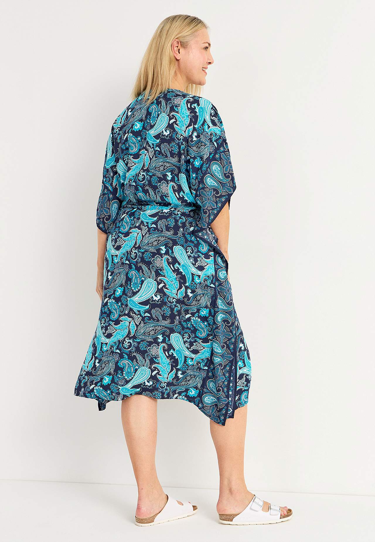 Strand-Kaftan mit Gürtelschnalle und einem Paisley-Muster