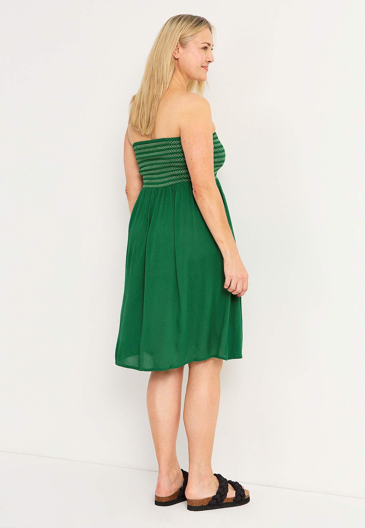 Kleid mit Smokarbeit