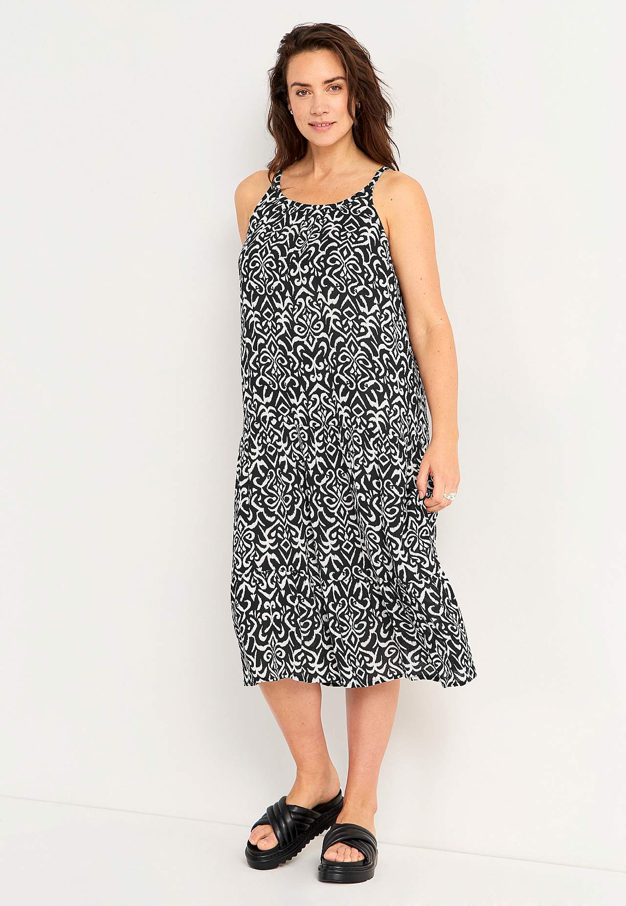 Gemustertes, langes Strandkleid