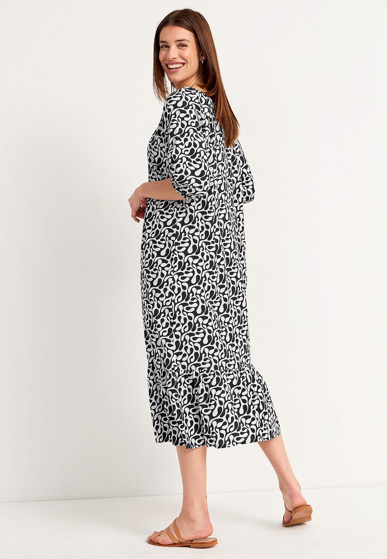Gemustertes Kleid mit Rüschen
