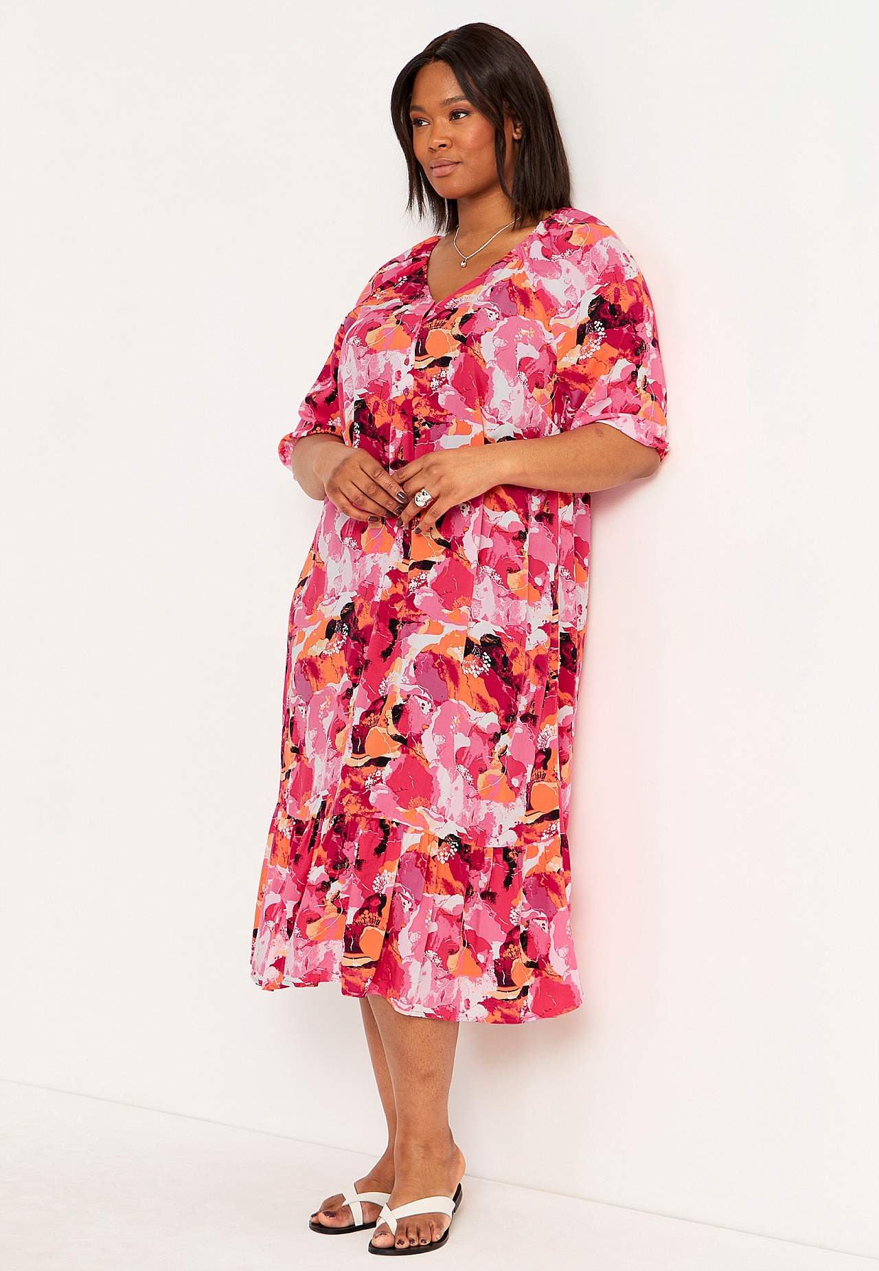 Gemustertes Kleid mit Rüschen