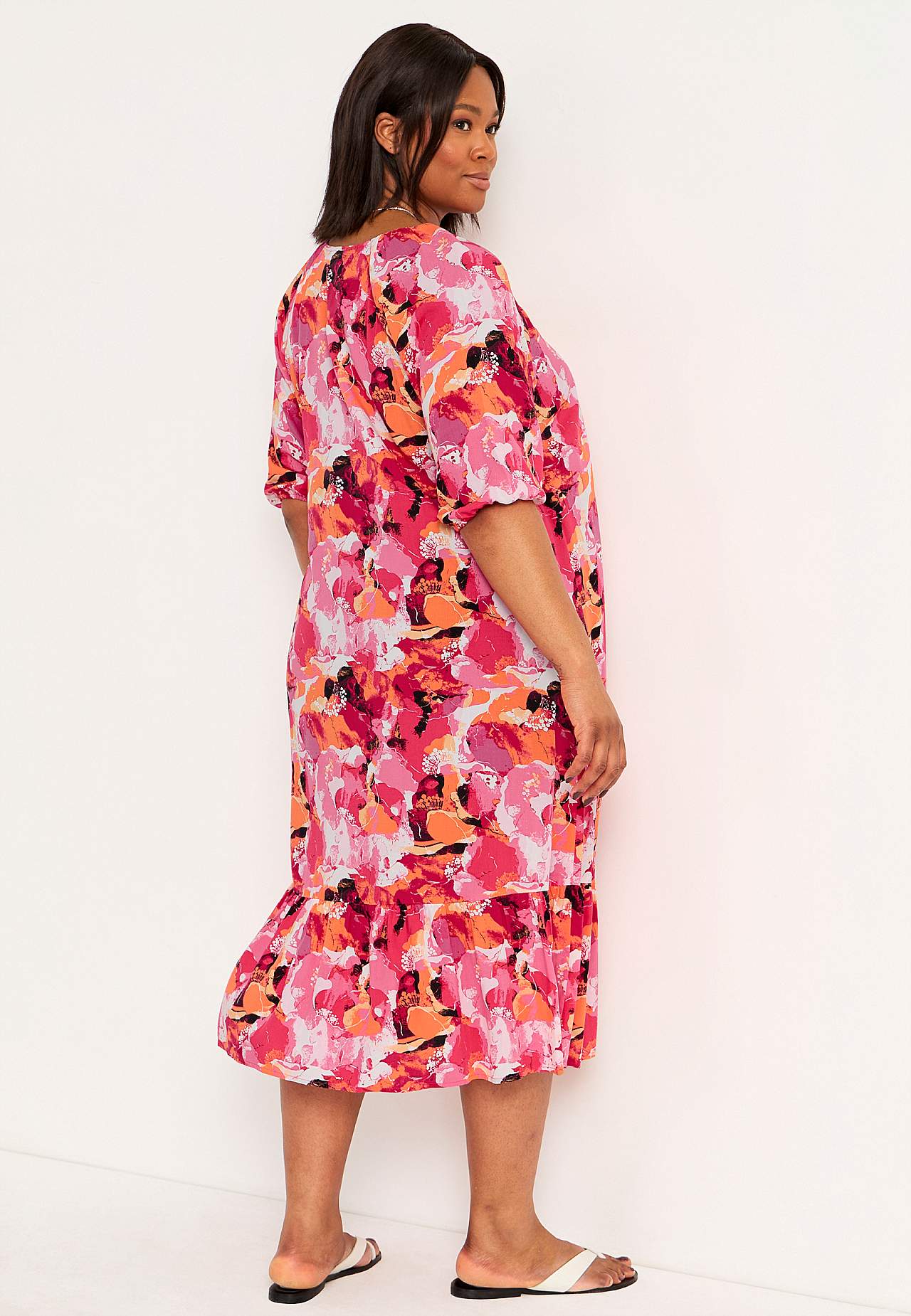 Gemustertes Kleid mit Rüschen