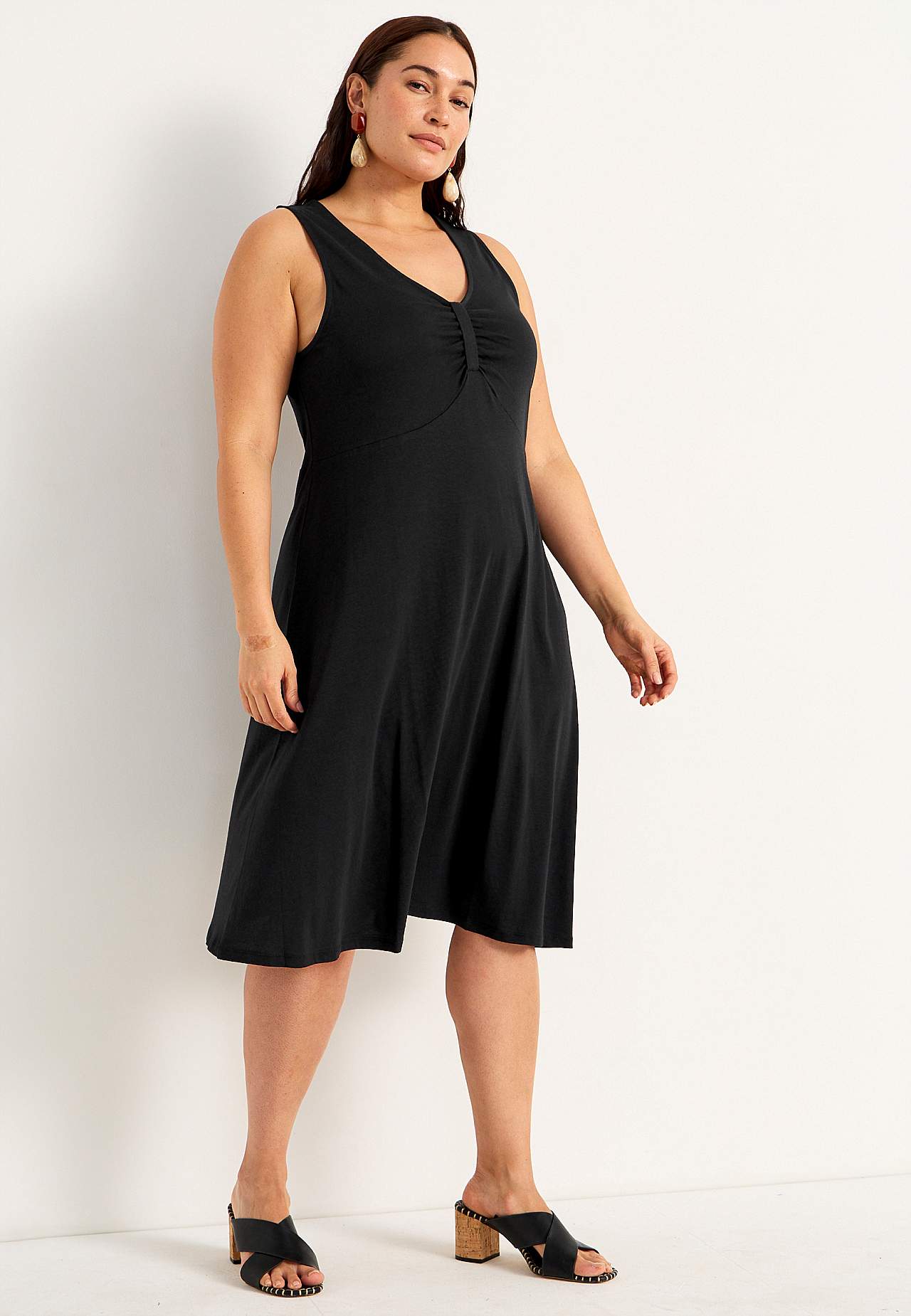 Jerseykleid mit Naht unter der Büste und einem V-Ausschnitt
