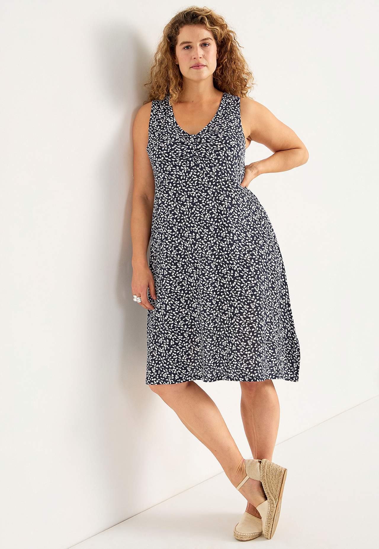 Jerseykleid mit Naht unter der Büste und einem V-Ausschnitt