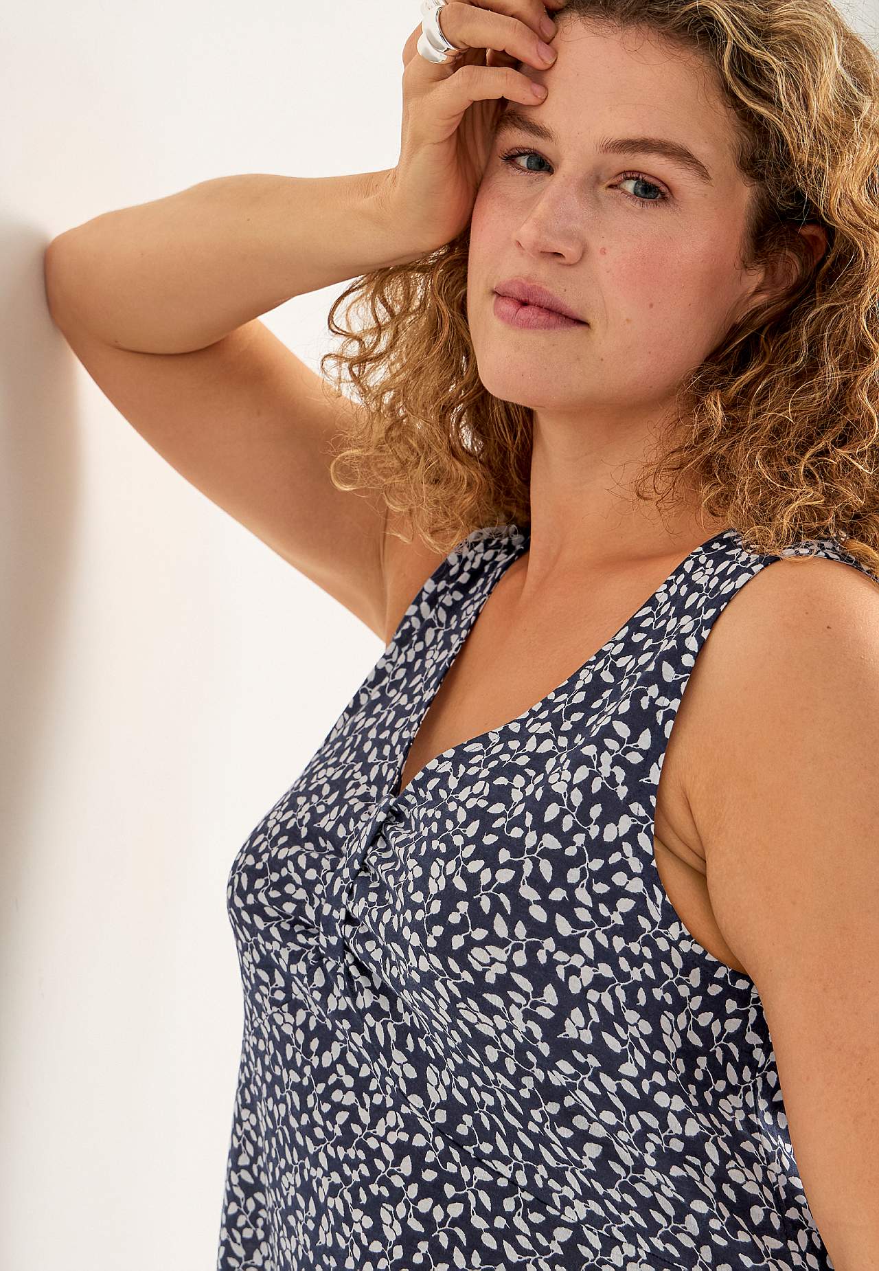 Jerseykleid mit Naht unter der Büste und einem V-Ausschnitt