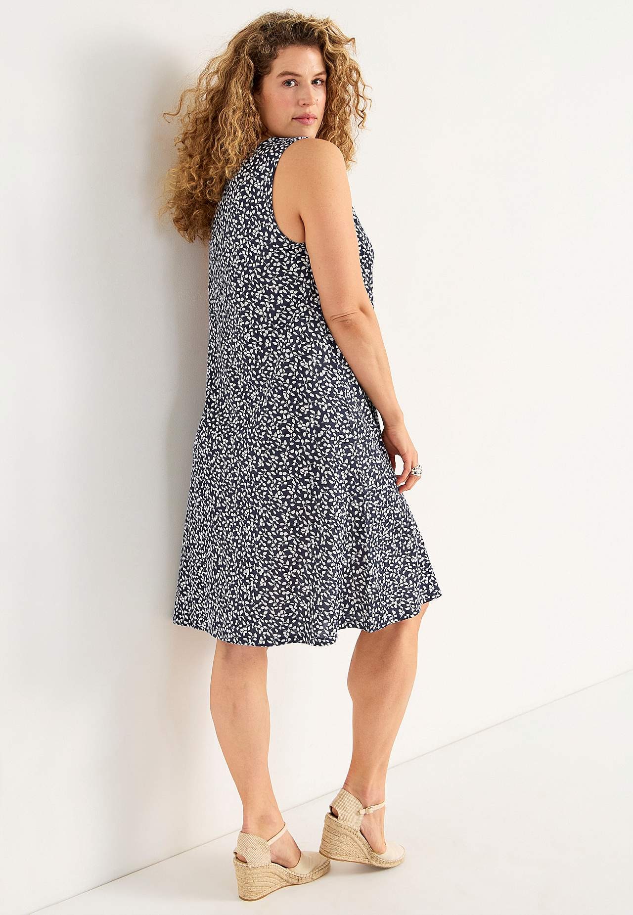 Jerseykleid mit Naht unter der Büste und einem V-Ausschnitt
