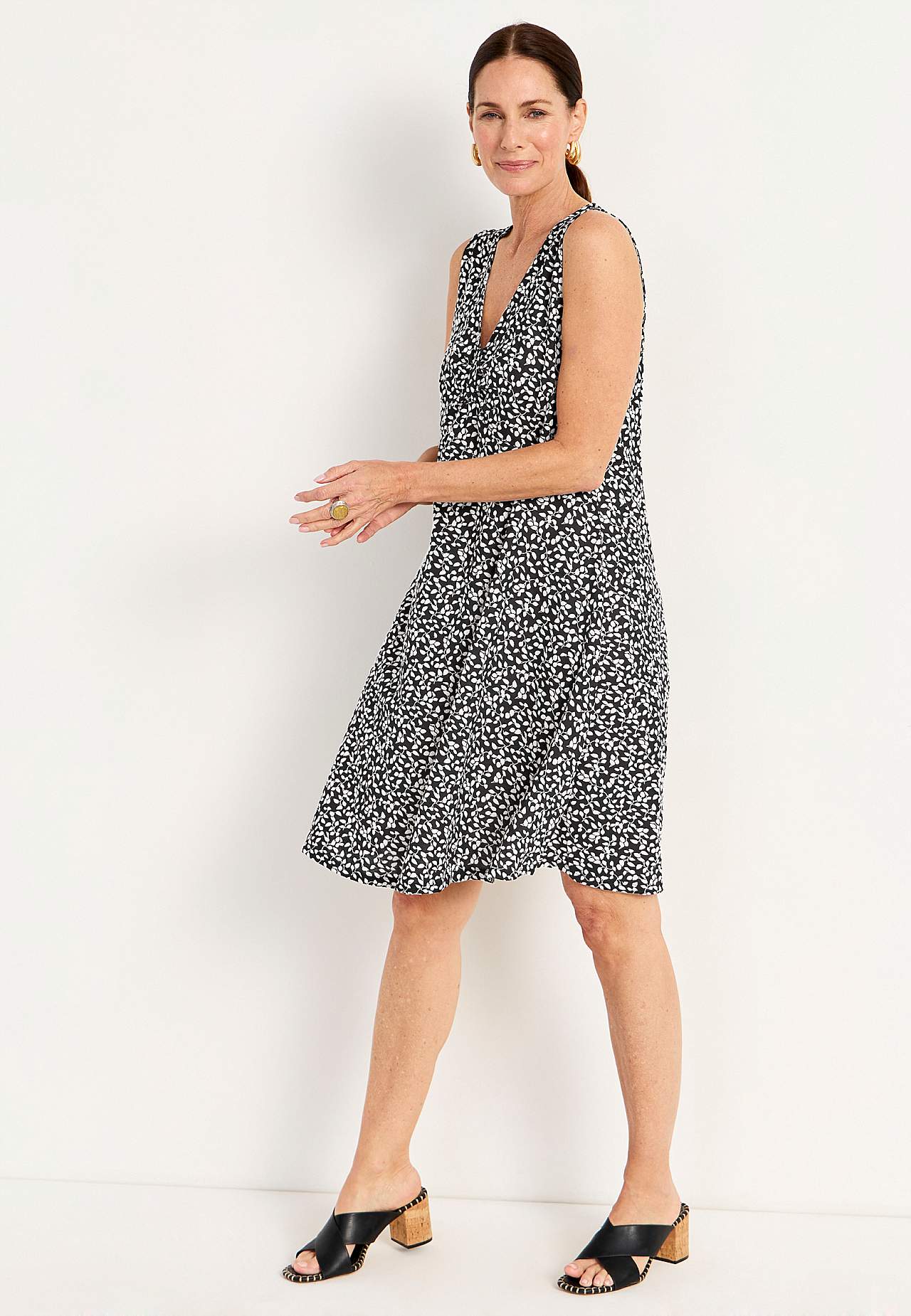 Jerseykleid mit Naht unter der Büste und einem V-Ausschnitt