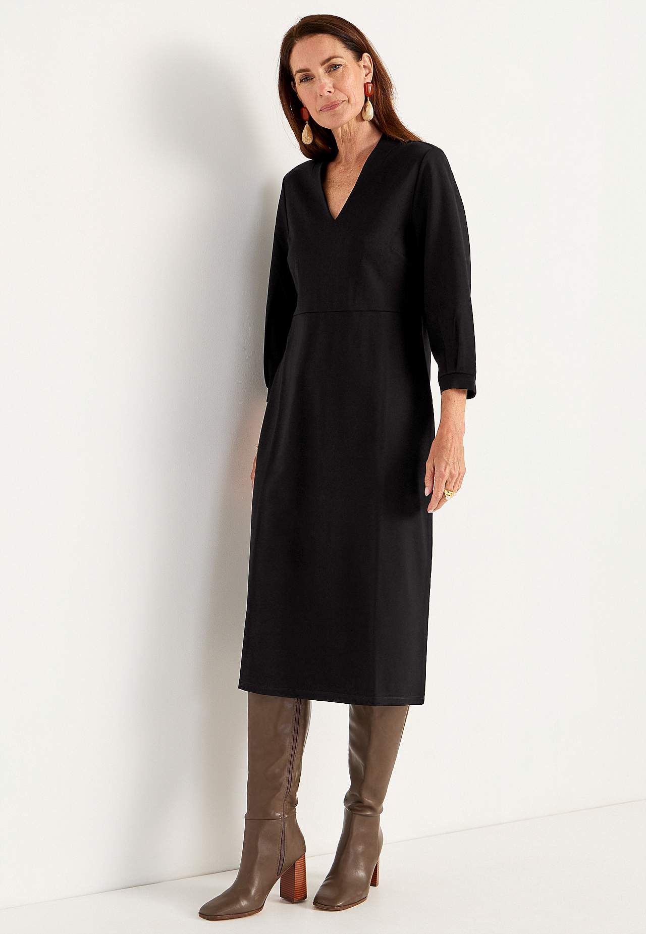 Elegantes Jerseykleid mit einem V-Ausschnitt