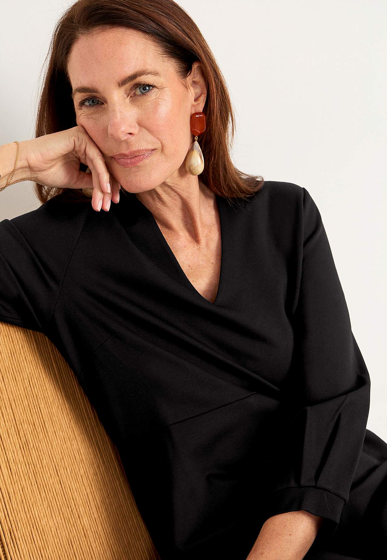 Elegantes Jerseykleid mit einem V-Ausschnitt