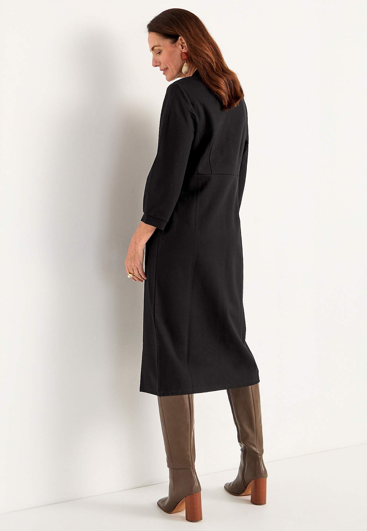 Elegantes Jerseykleid mit einem V-Ausschnitt