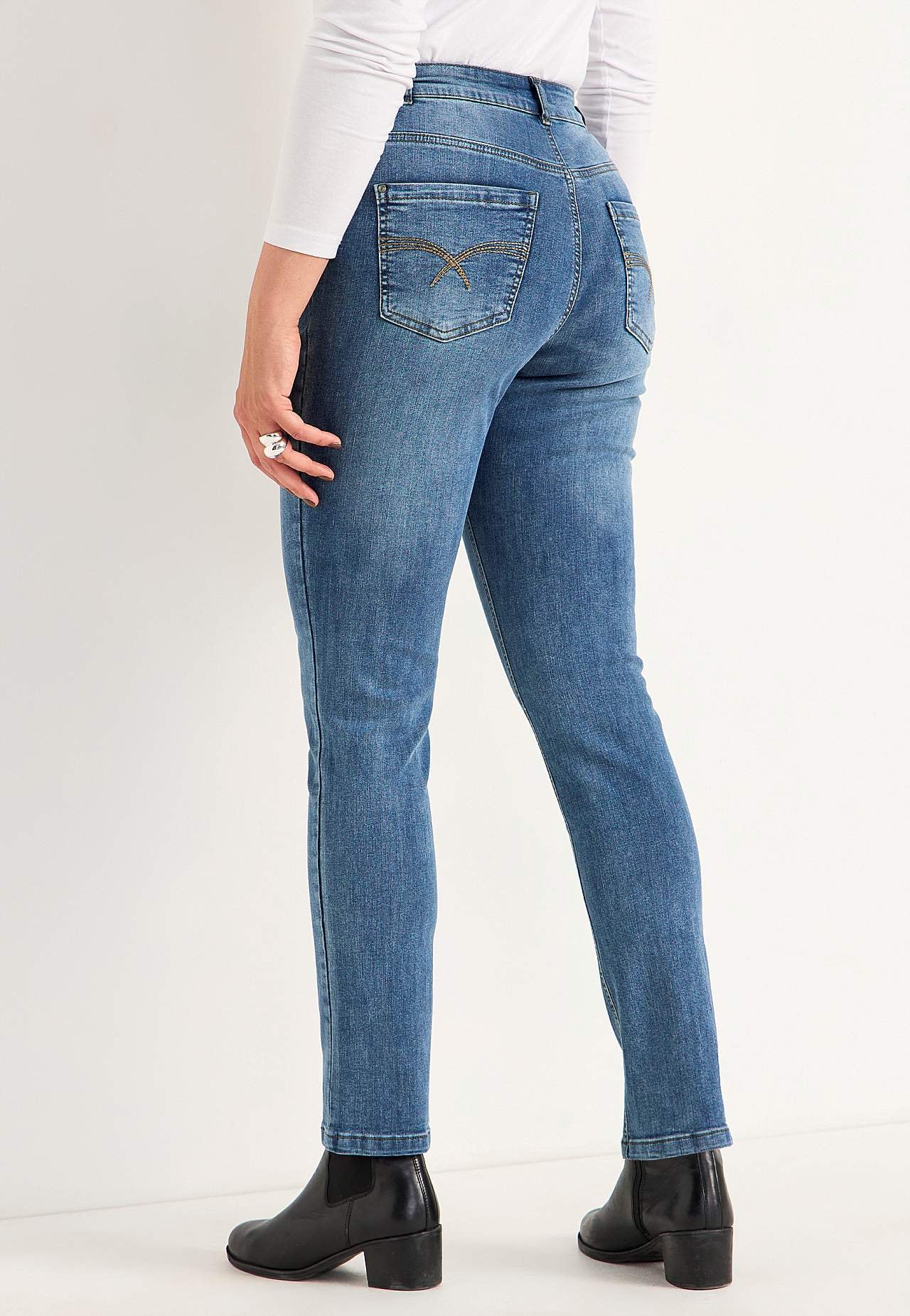 Jeans mit Gummiband an den Seiten
