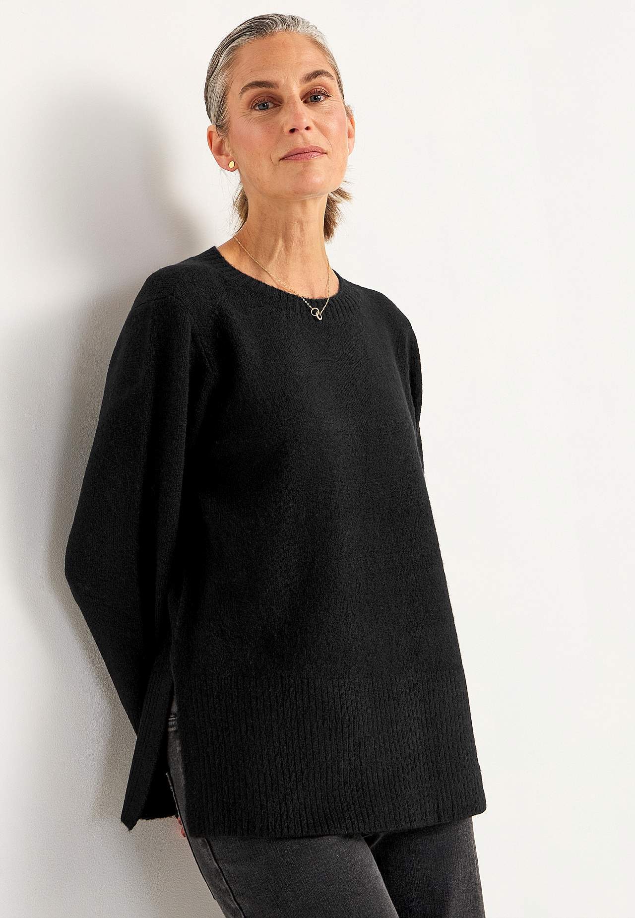 Gestrickter Pullover mit Schlitzen