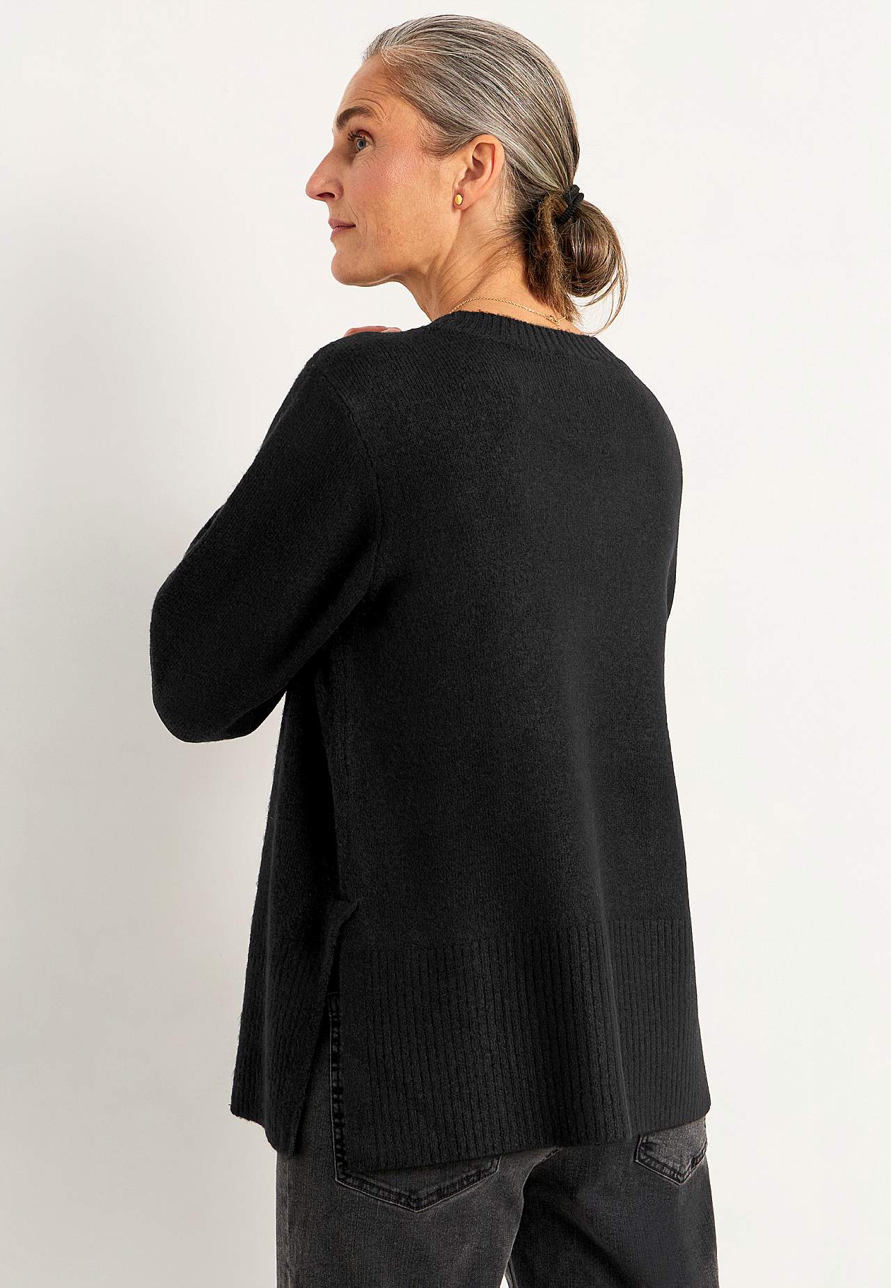 Gestrickter Pullover mit Schlitzen