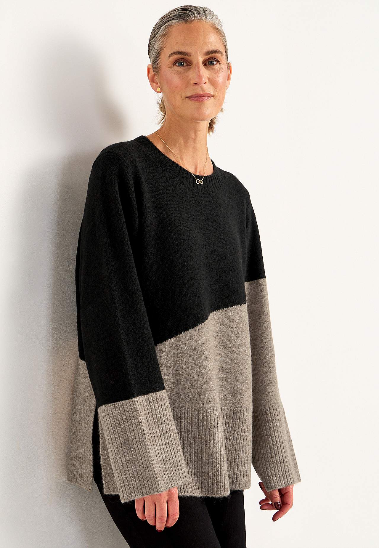 Gestrickter Pullover mit Schlitzen