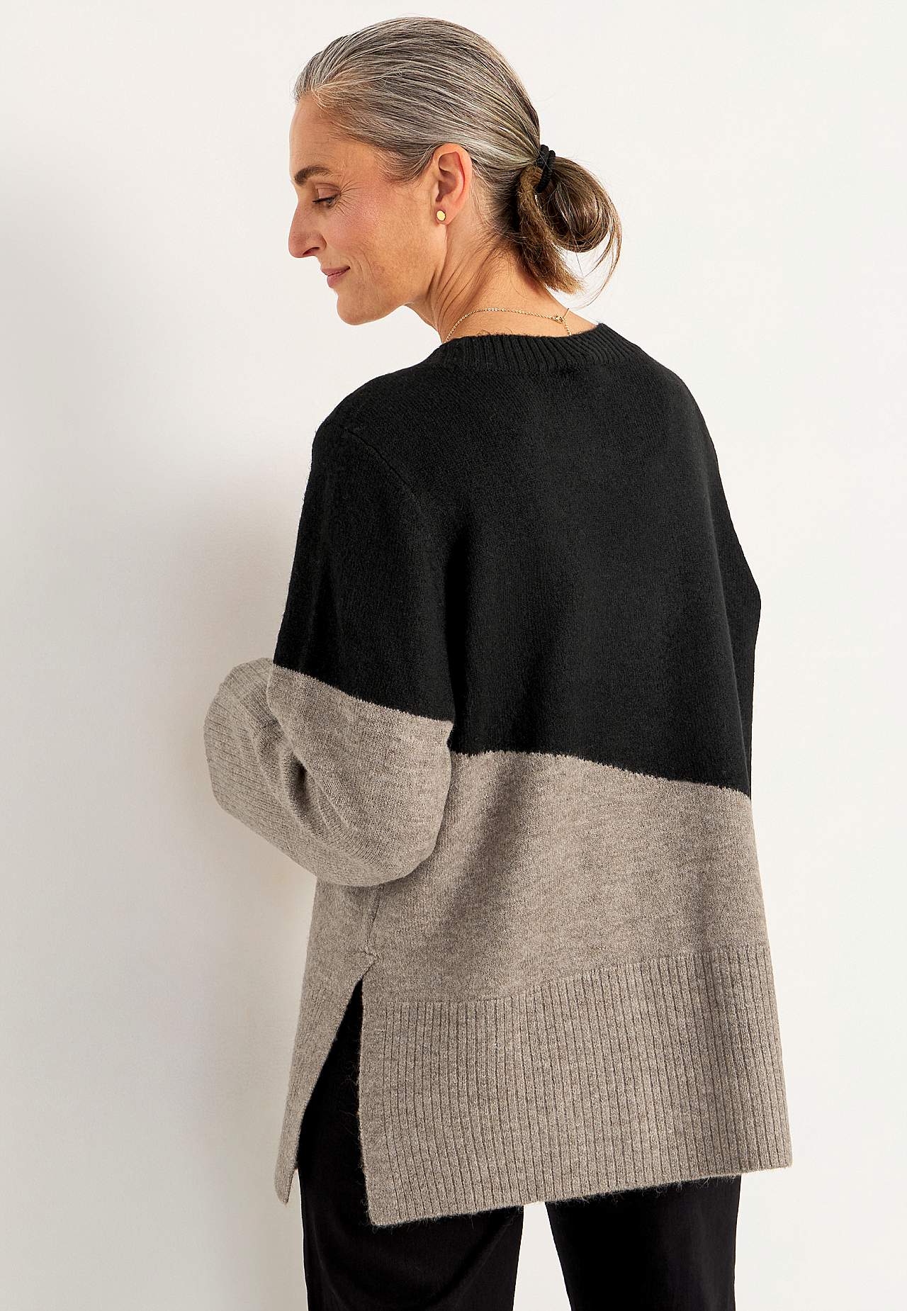 Gestrickter Pullover mit Schlitzen