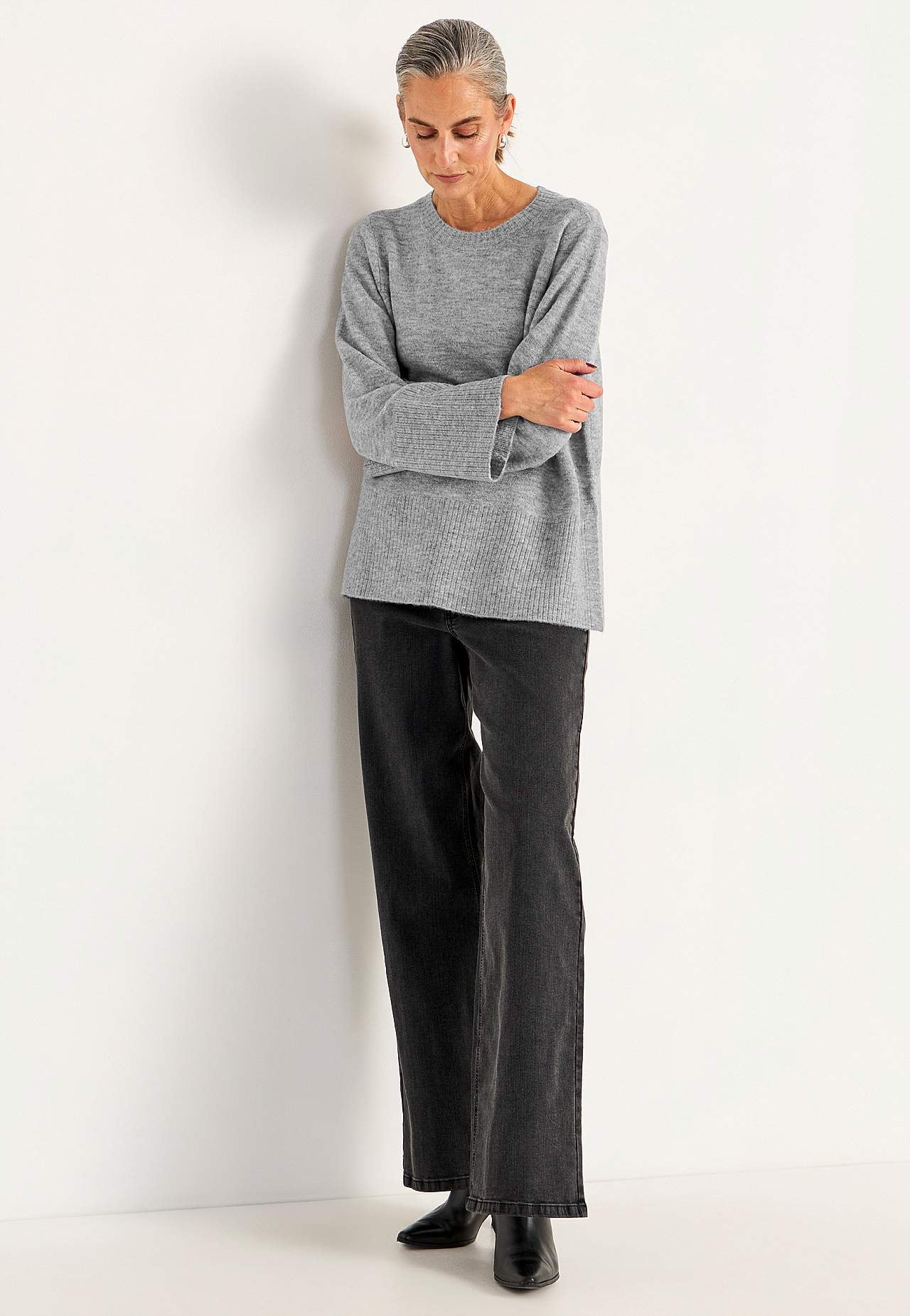 Gestrickter Pullover mit Schlitzen