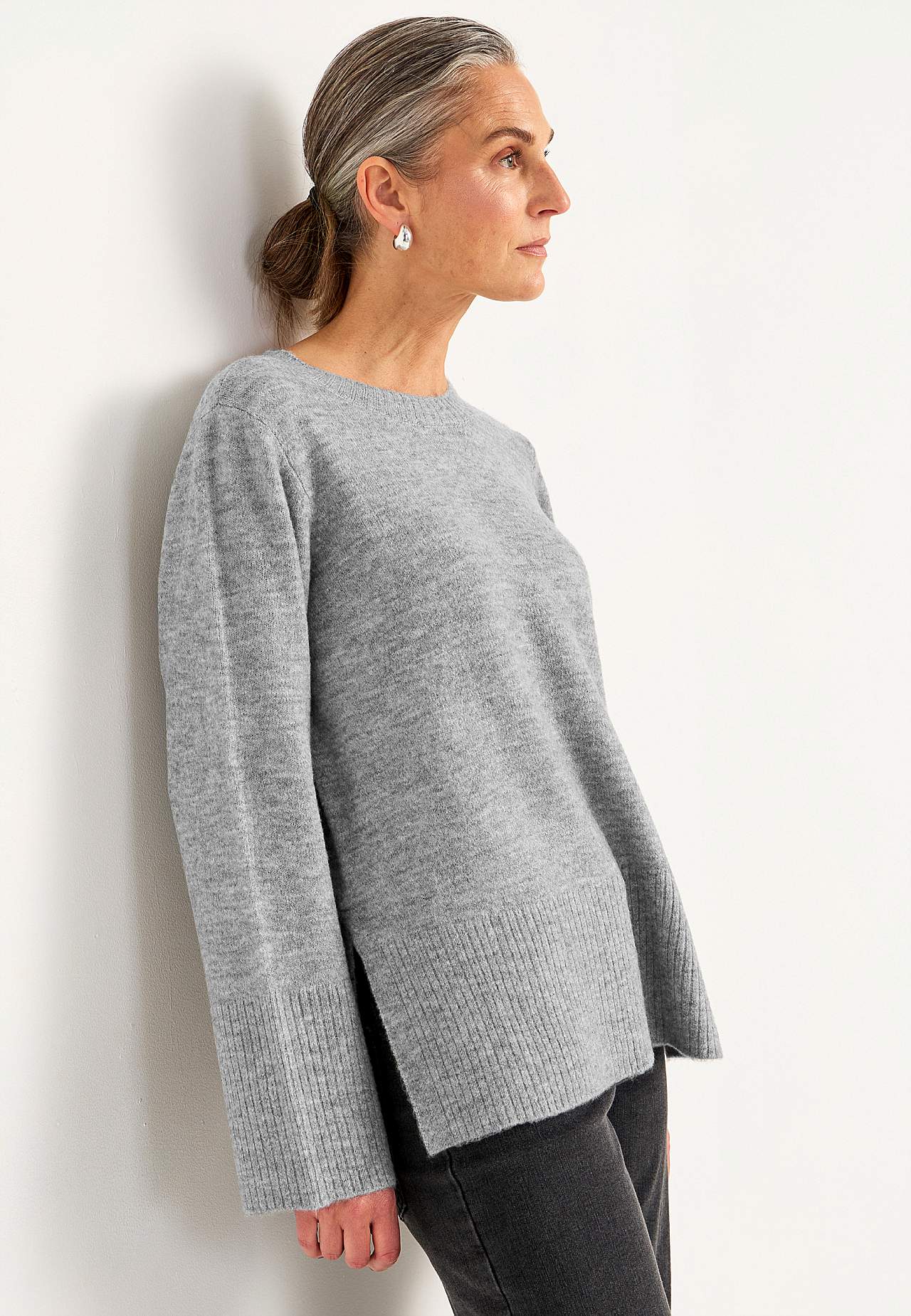 Gestrickter Pullover mit Schlitzen