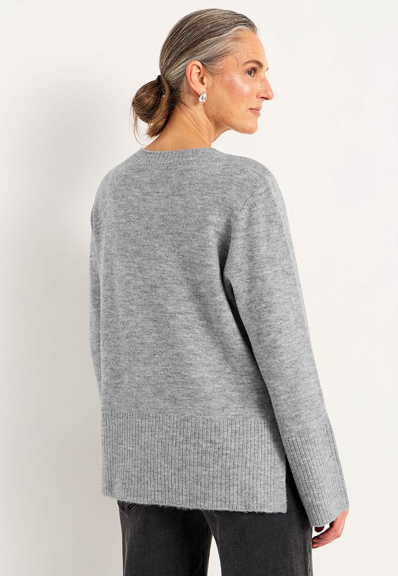 Gestrickter Pullover mit Schlitzen