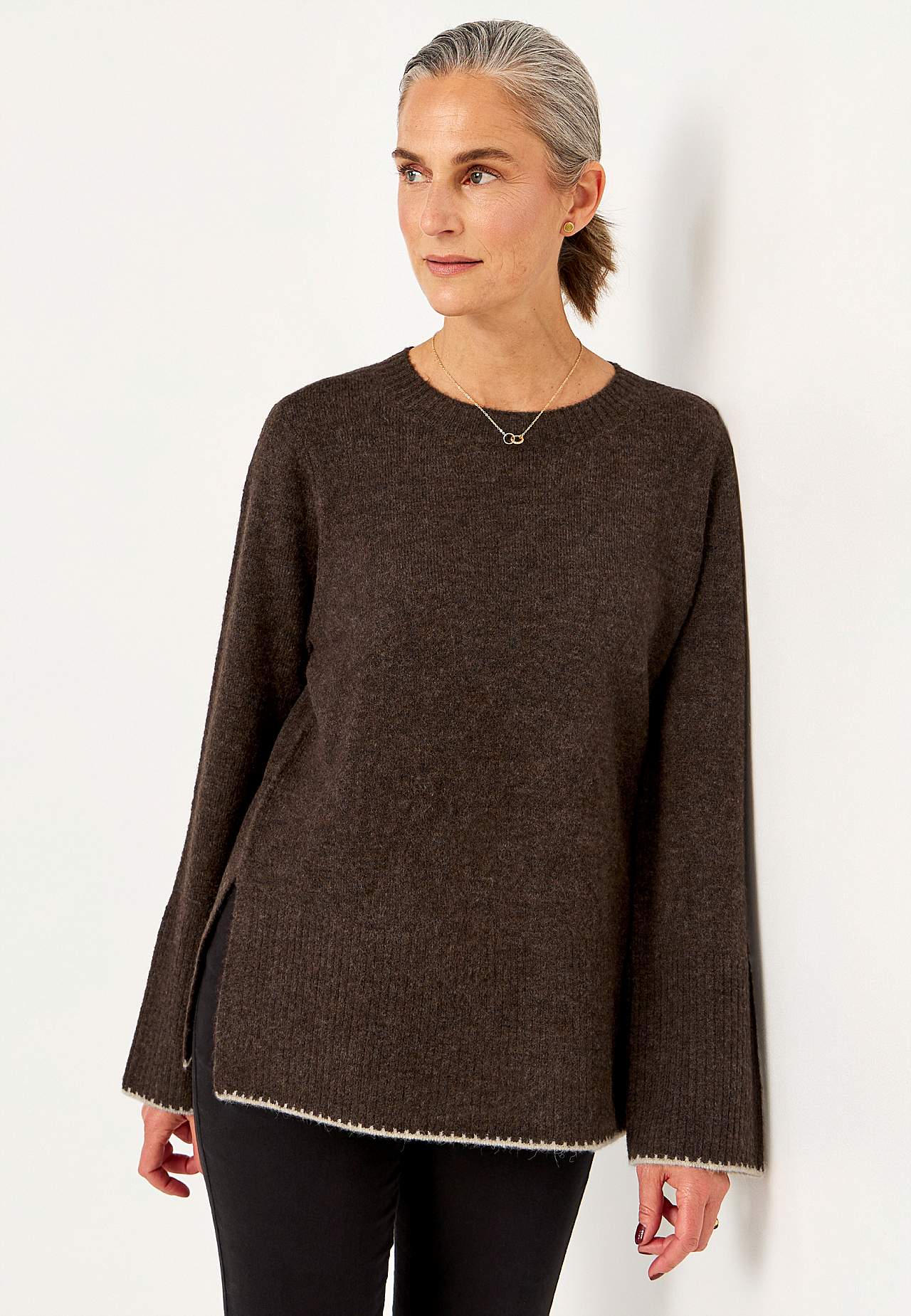 Gestrickter Pullover mit Schlitzen