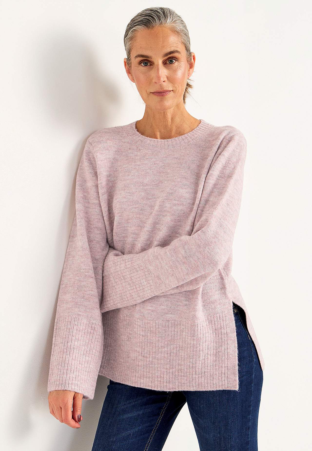Gestrickter Pullover mit Schlitzen